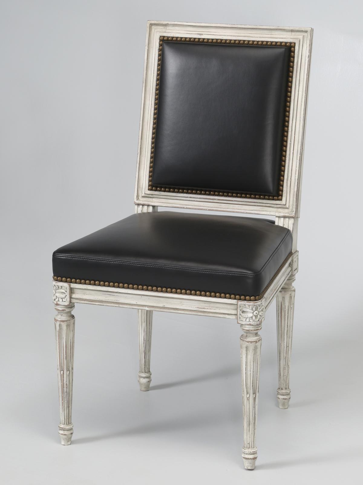 Fait main Lot de (8) chaises de salle à manger françaises de style Louis XVI en cuir noir, finition ancienne en vente