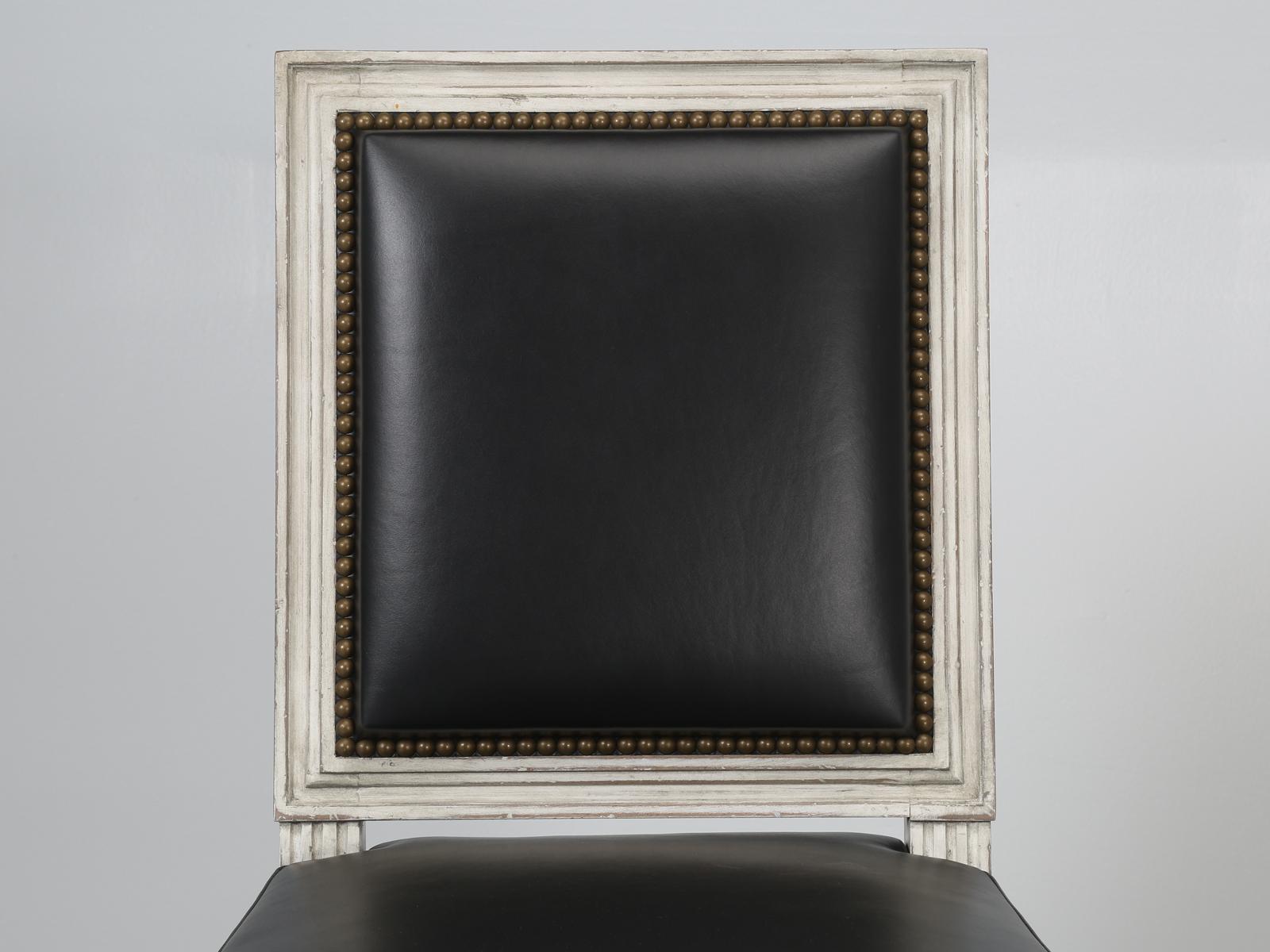 Lot de (8) chaises de salle à manger françaises de style Louis XVI en cuir noir, finition ancienne Neuf - En vente à Chicago, IL