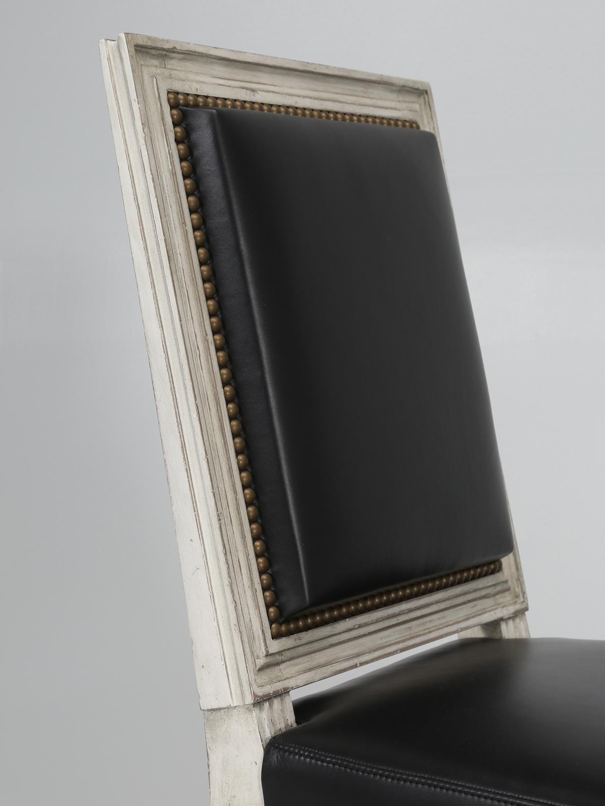 Esszimmerstühle im Louis-XVI.-Stil, Satz von (8) in schwarzem Leder, antike Oberfläche im Zustand „Neu“ im Angebot in Chicago, IL