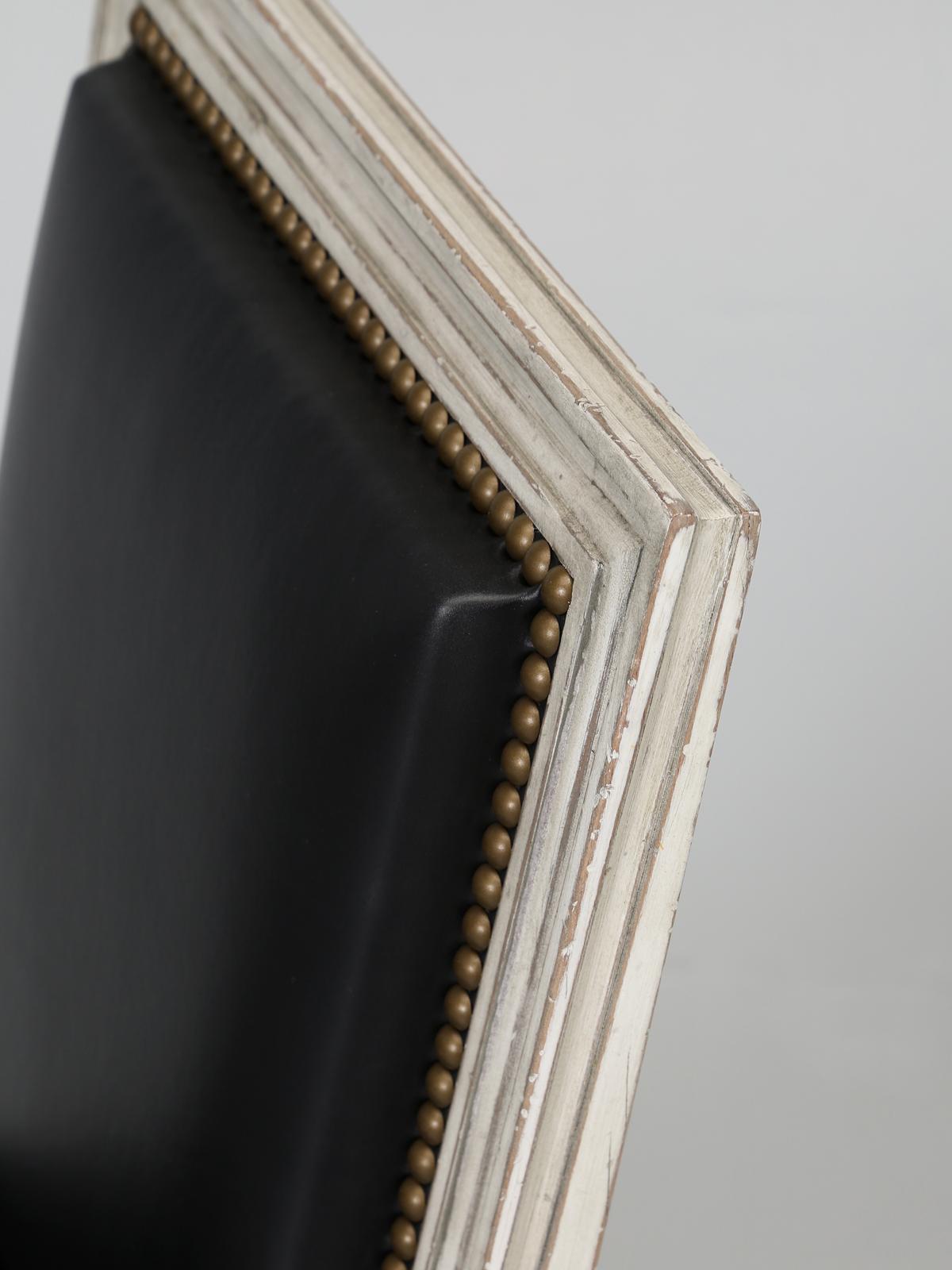Esszimmerstühle im Louis-XVI.-Stil, Satz von (8) in schwarzem Leder, antike Oberfläche (21. Jahrhundert und zeitgenössisch) im Angebot