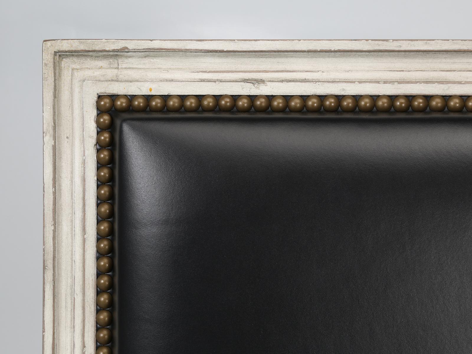 Lot de (8) chaises de salle à manger françaises de style Louis XVI en cuir noir, finition ancienne en vente 1