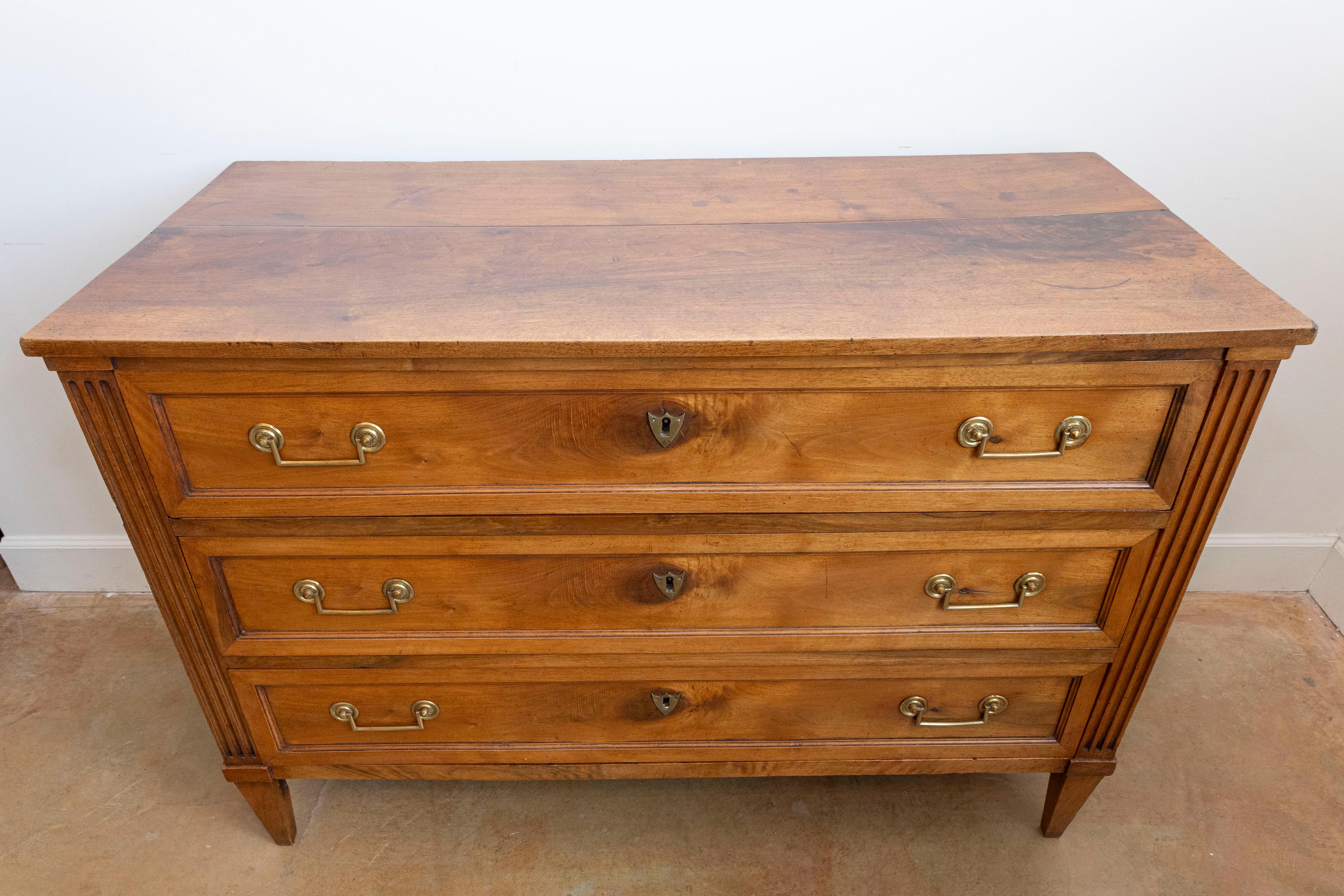 Francese Commode francese in stile Luigi XVI dell'inizio del XIX secolo in legno di noce con tre cassetti in vendita