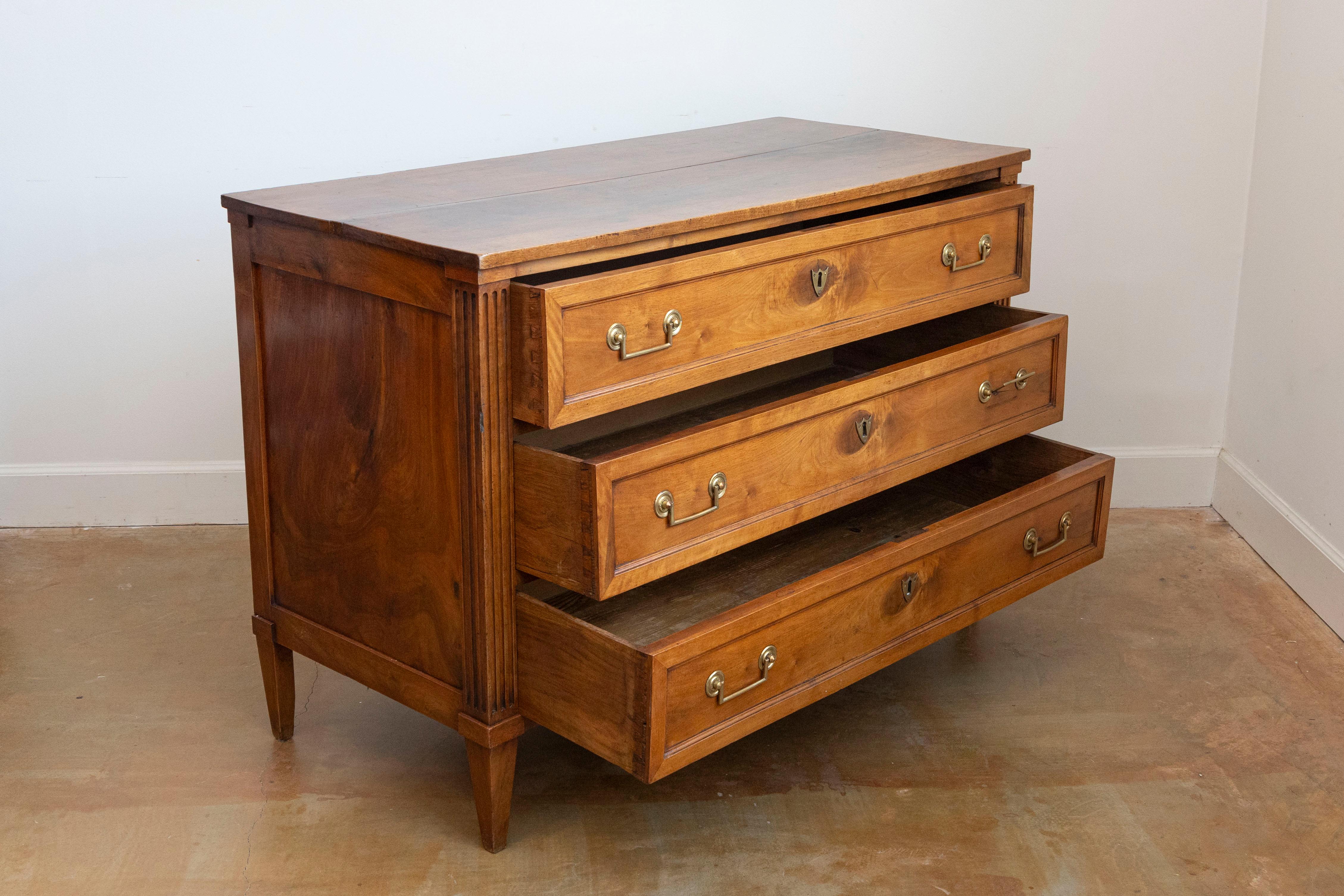 Commode francese in stile Luigi XVI dell'inizio del XIX secolo in legno di noce con tre cassetti In condizioni buone in vendita a Atlanta, GA