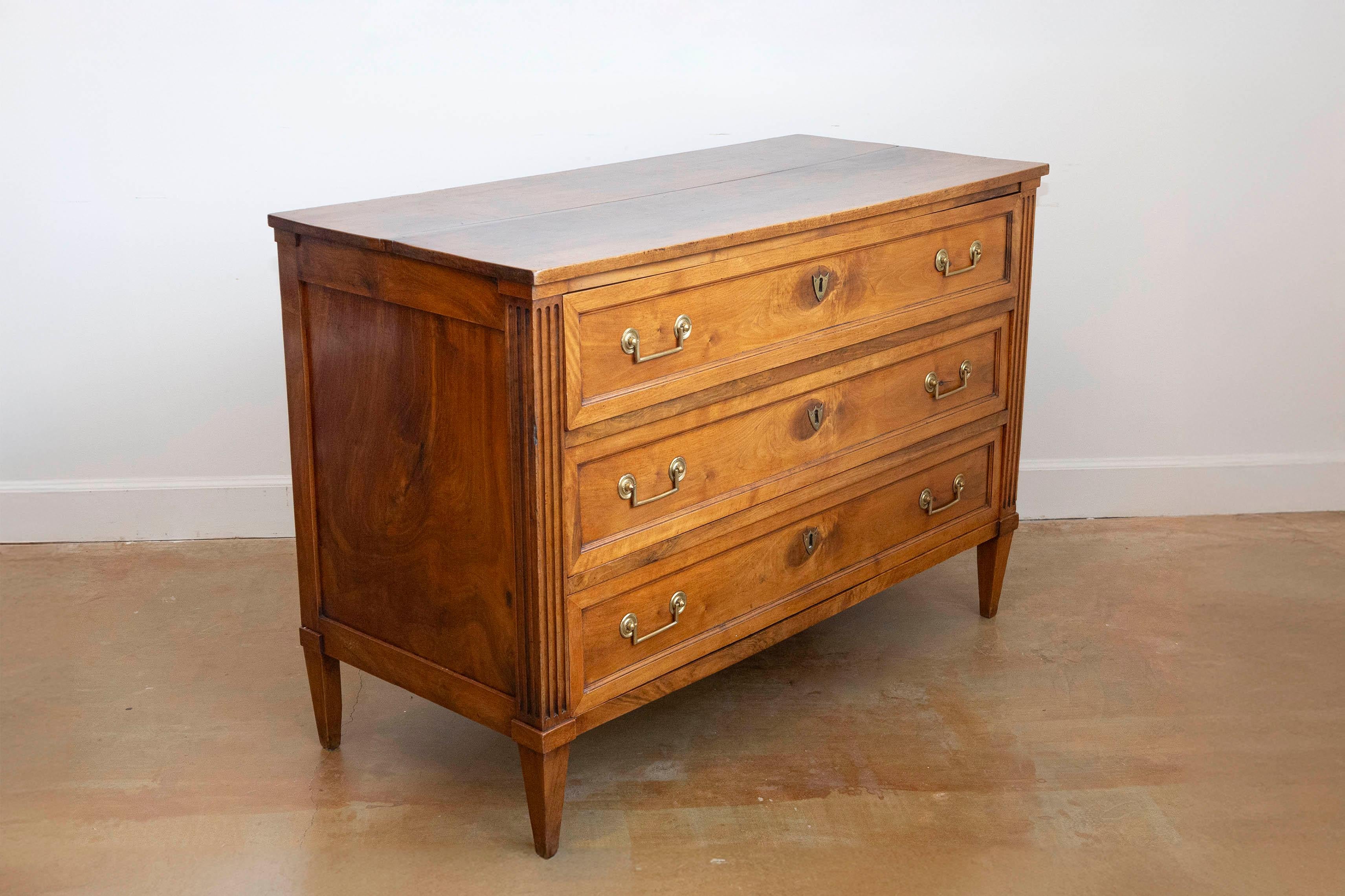 Ottone Commode francese in stile Luigi XVI dell'inizio del XIX secolo in legno di noce con tre cassetti in vendita
