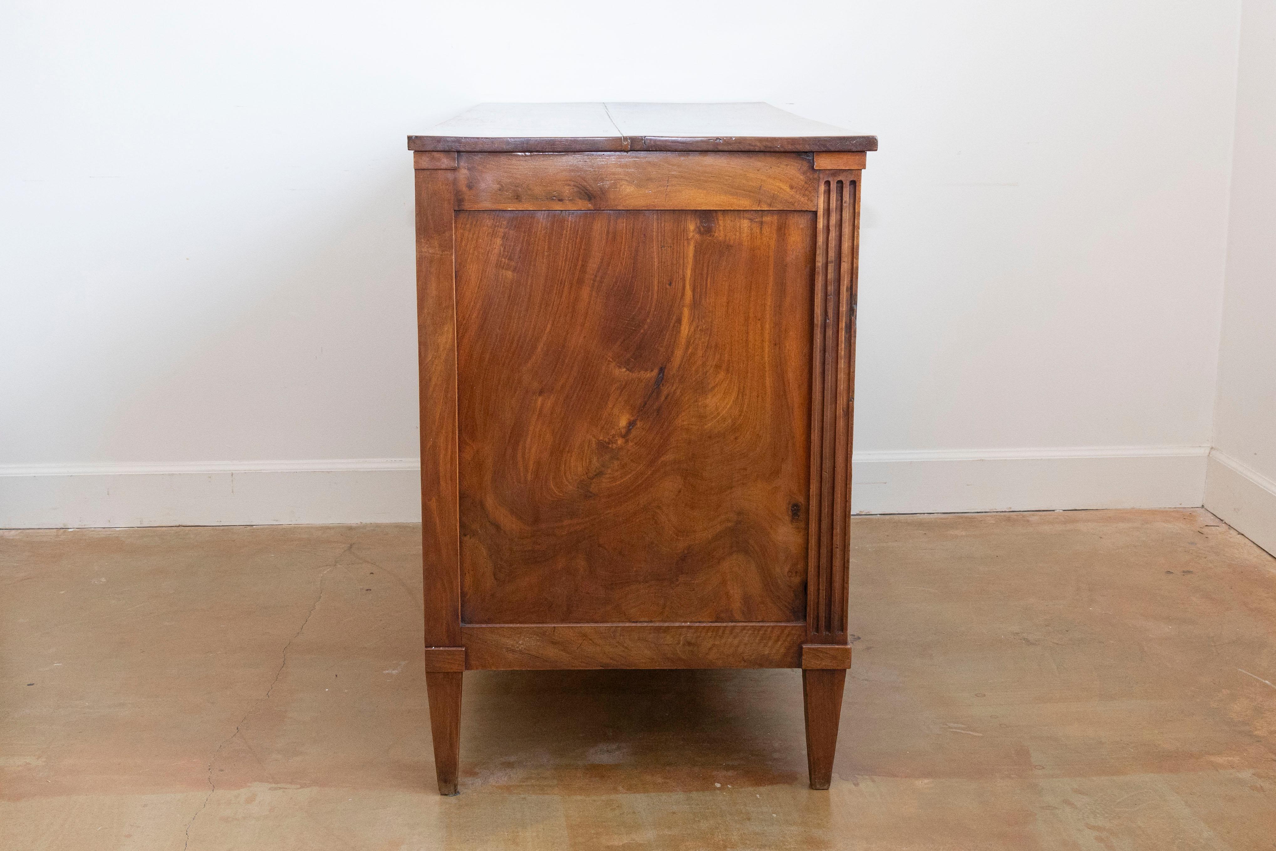 Commode francese in stile Luigi XVI dell'inizio del XIX secolo in legno di noce con tre cassetti in vendita 1