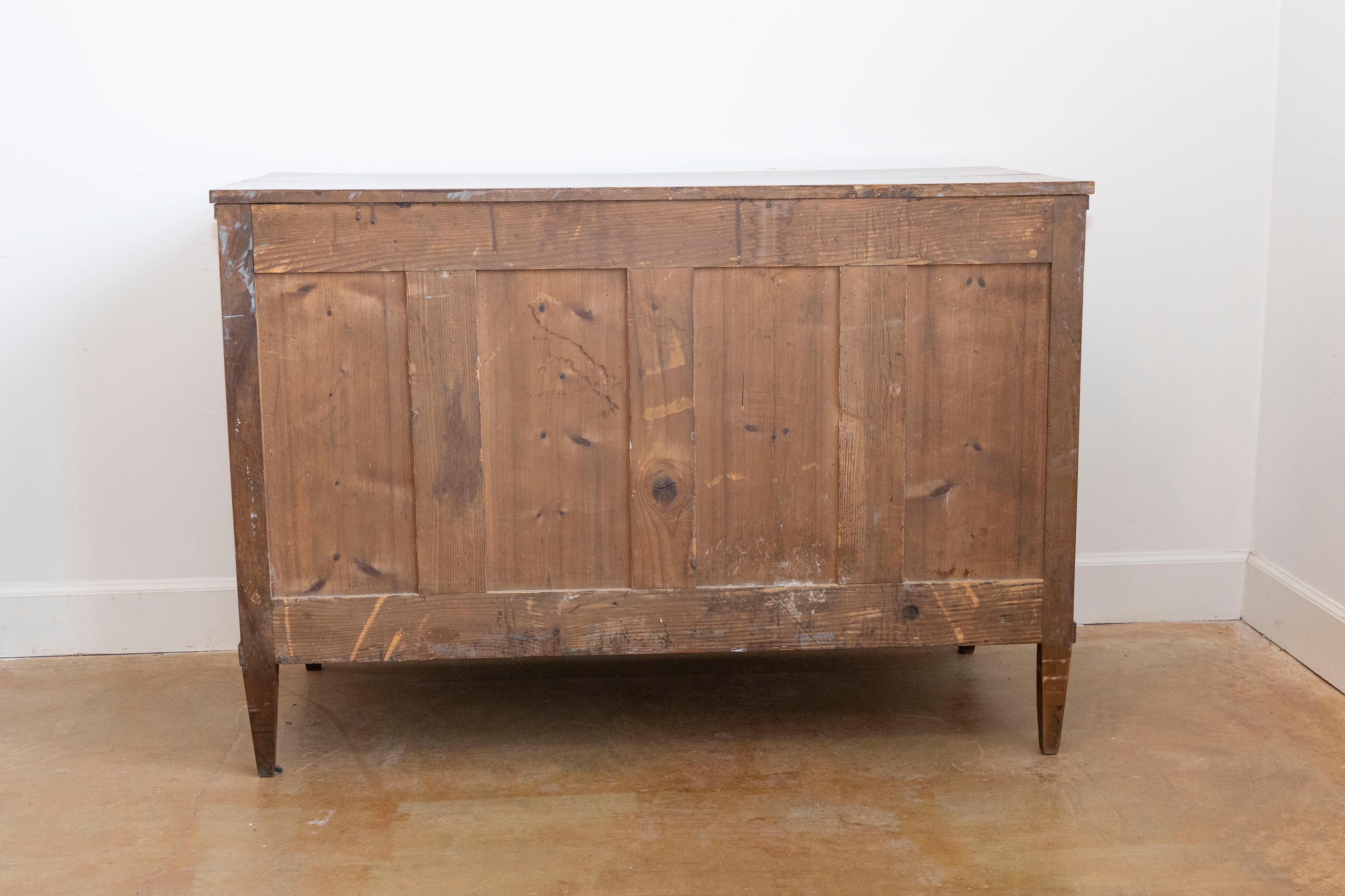 Commode francese in stile Luigi XVI dell'inizio del XIX secolo in legno di noce con tre cassetti in vendita 2