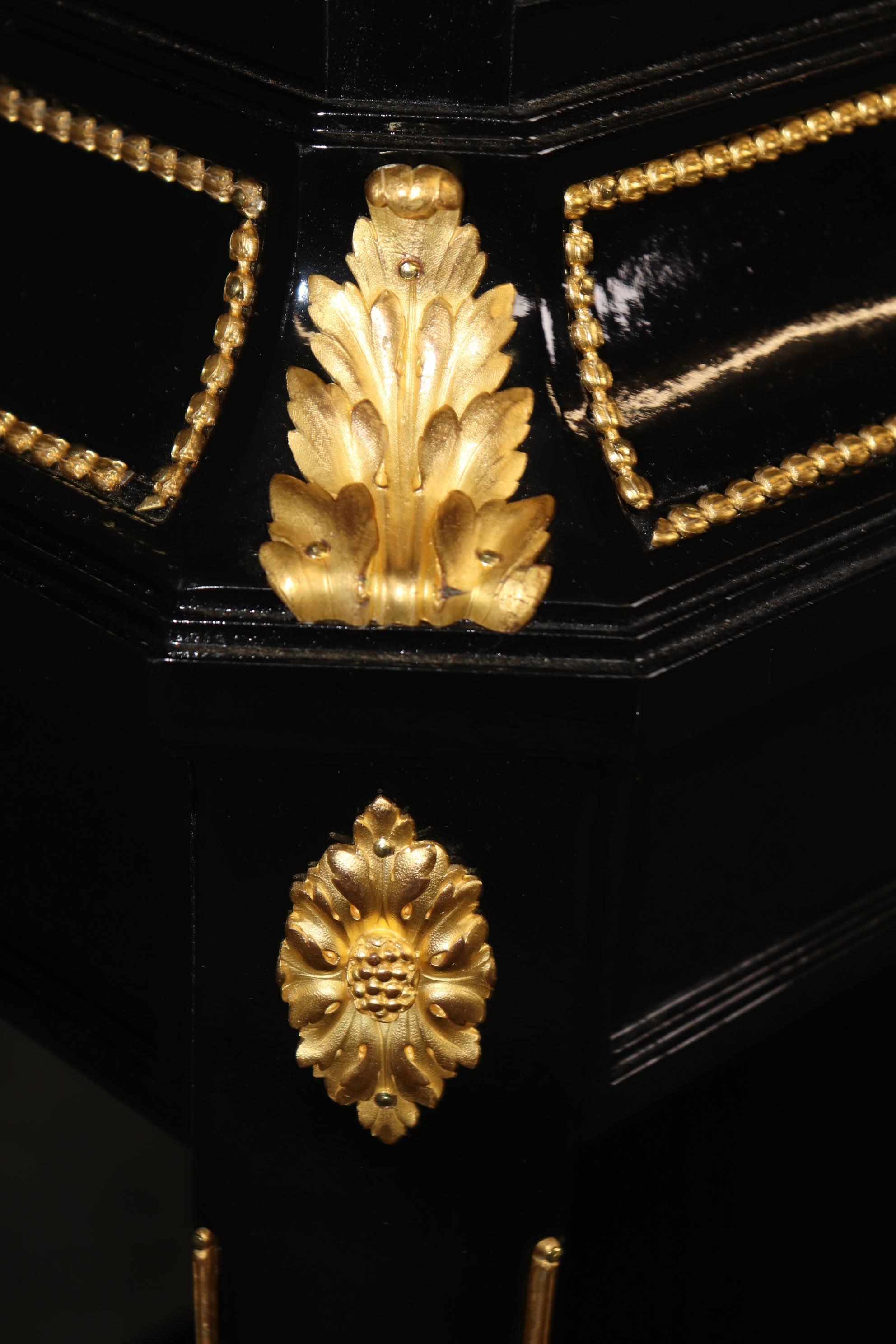 Vitrina francese in stile Luigi XVI, ebanizzata e ornata di ormolu in vendita 3