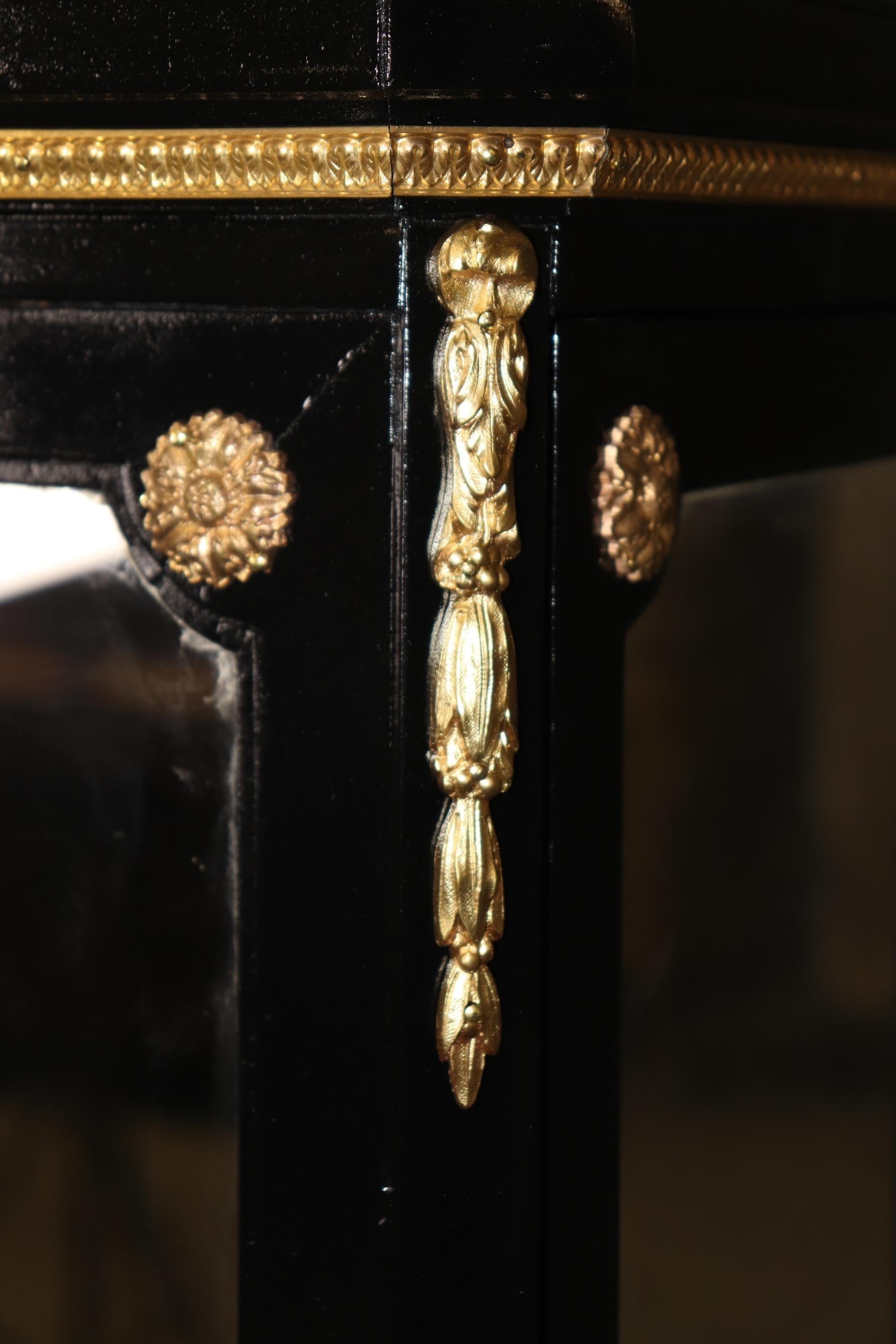 XX secolo Vitrina francese in stile Luigi XVI, ebanizzata e ornata di ormolu in vendita