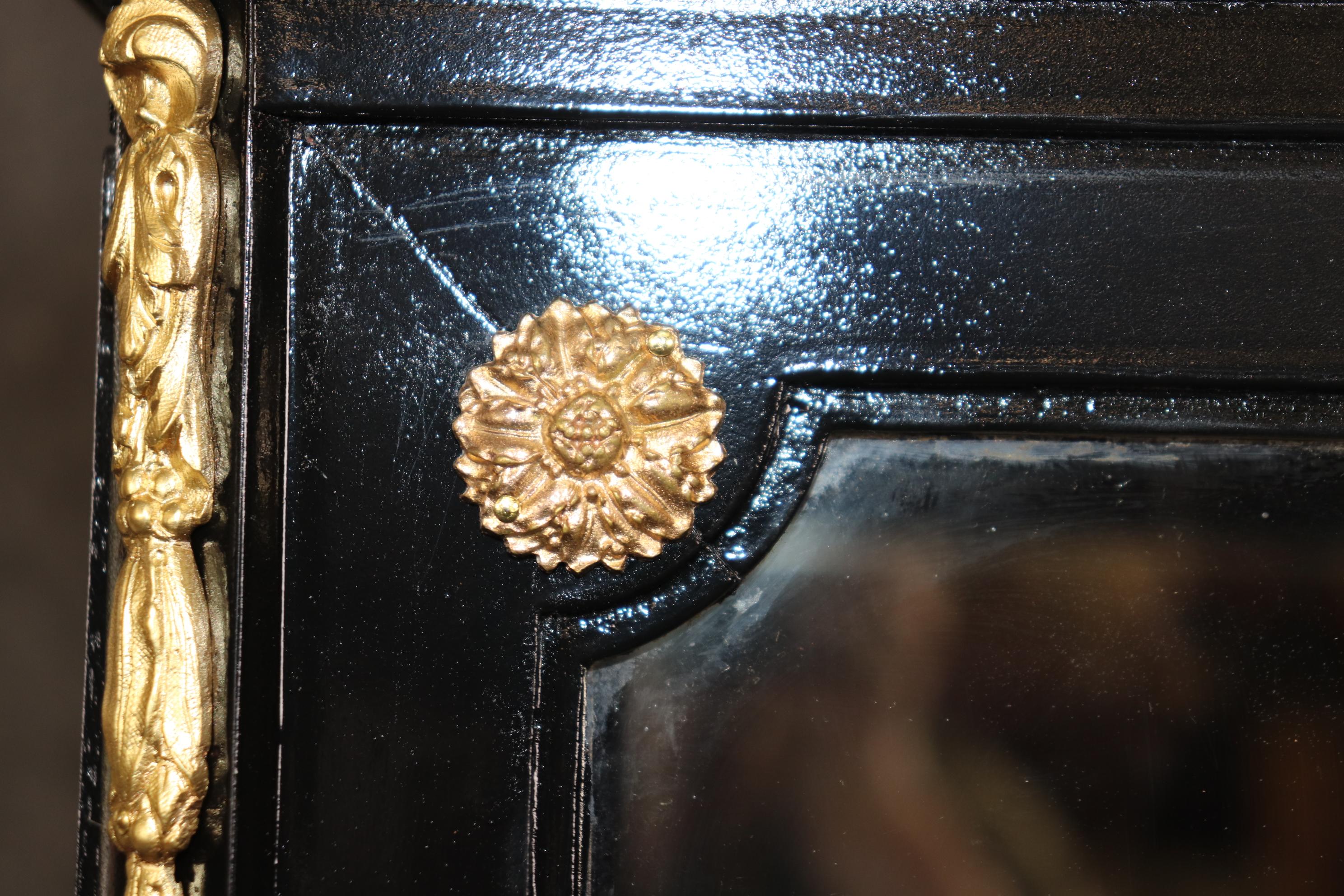 Bronzo Vitrina francese in stile Luigi XVI, ebanizzata e ornata di ormolu in vendita