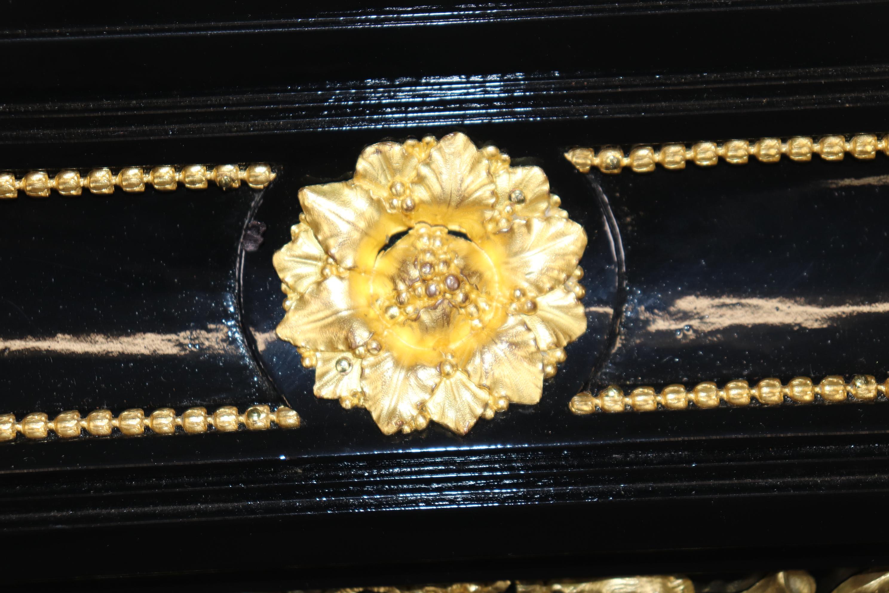 Vitrina francese in stile Luigi XVI, ebanizzata e ornata di ormolu in vendita 1