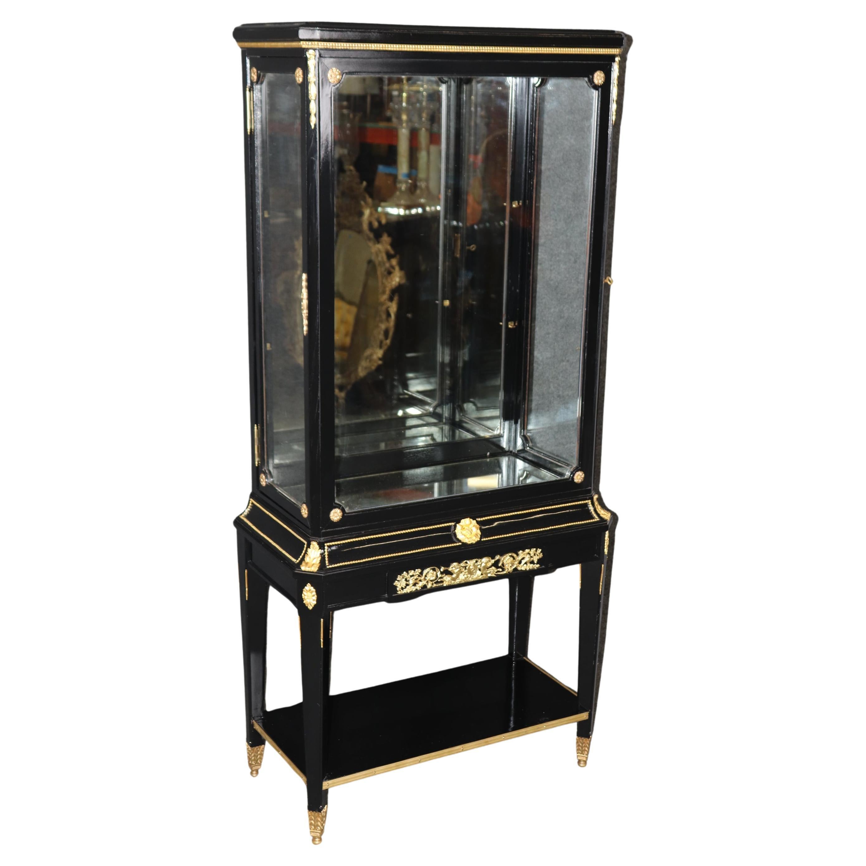 Vitrine française de style Louis XVI ébénisée et montée en bronze doré