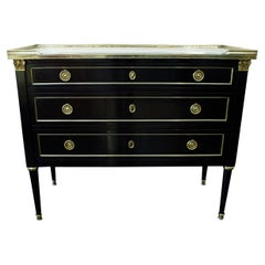 Commode noire de style Louis XVI en bois d'ébène, dessus en marbre, montures en bronze