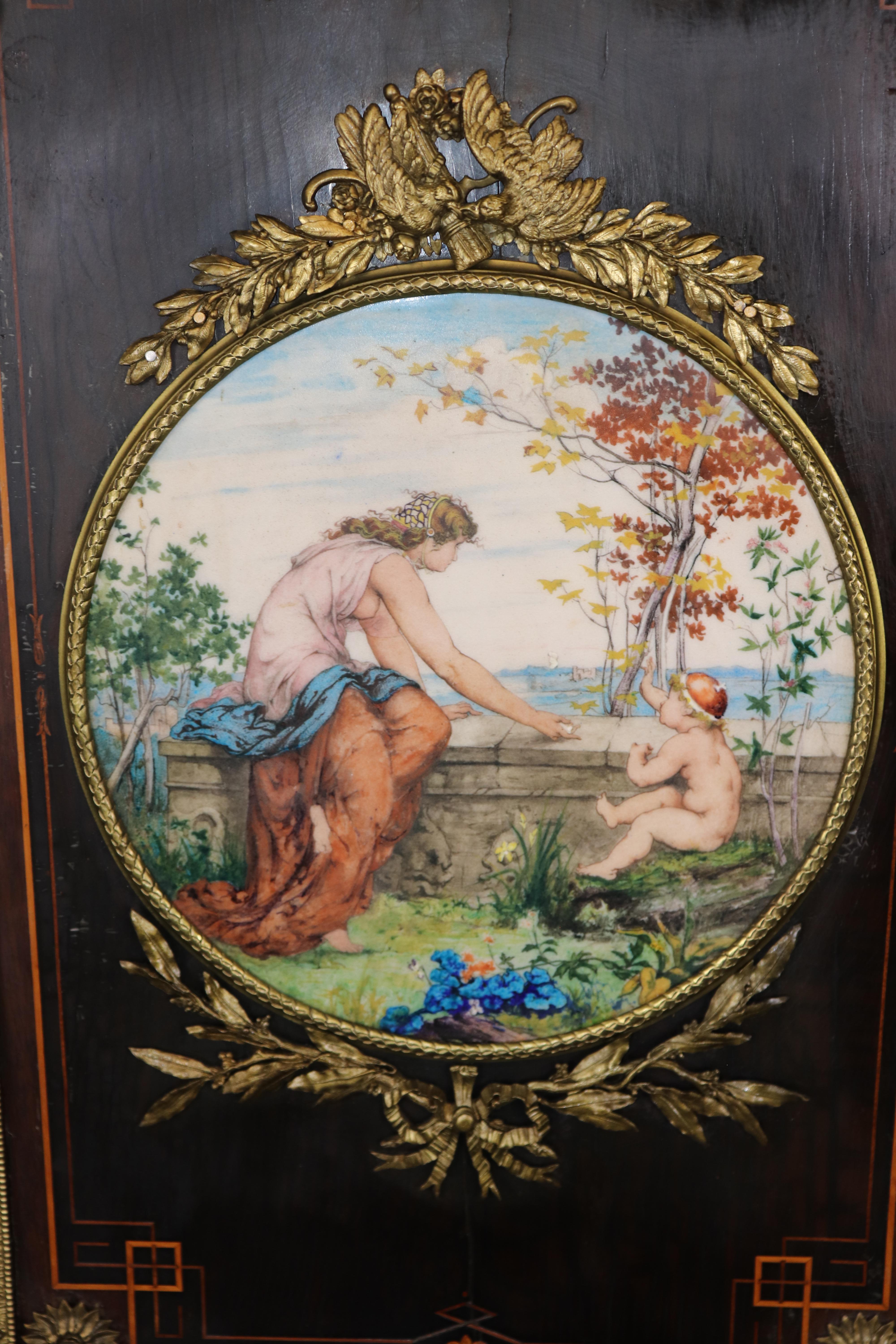 Cet exceptionnel cabinet français ébonisé est finement monté en bronze doré et comporte une plaque centrale en porcelaine peinte à la main, attribuée à Victor Roulin, l'un des peintres sur porcelaine les plus habiles du XIXe siècle. Le cabinet