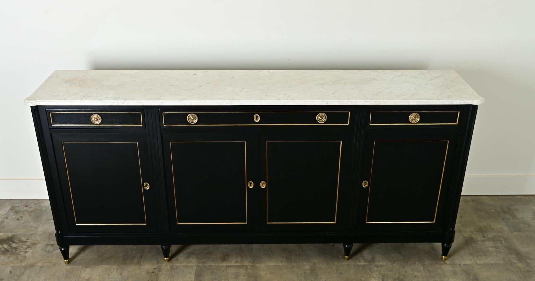 Französische Enfilade im Louis-XVI.-Stil, ebonisiert und aus Marmor im Zustand „Gut“ im Angebot in Baton Rouge, LA