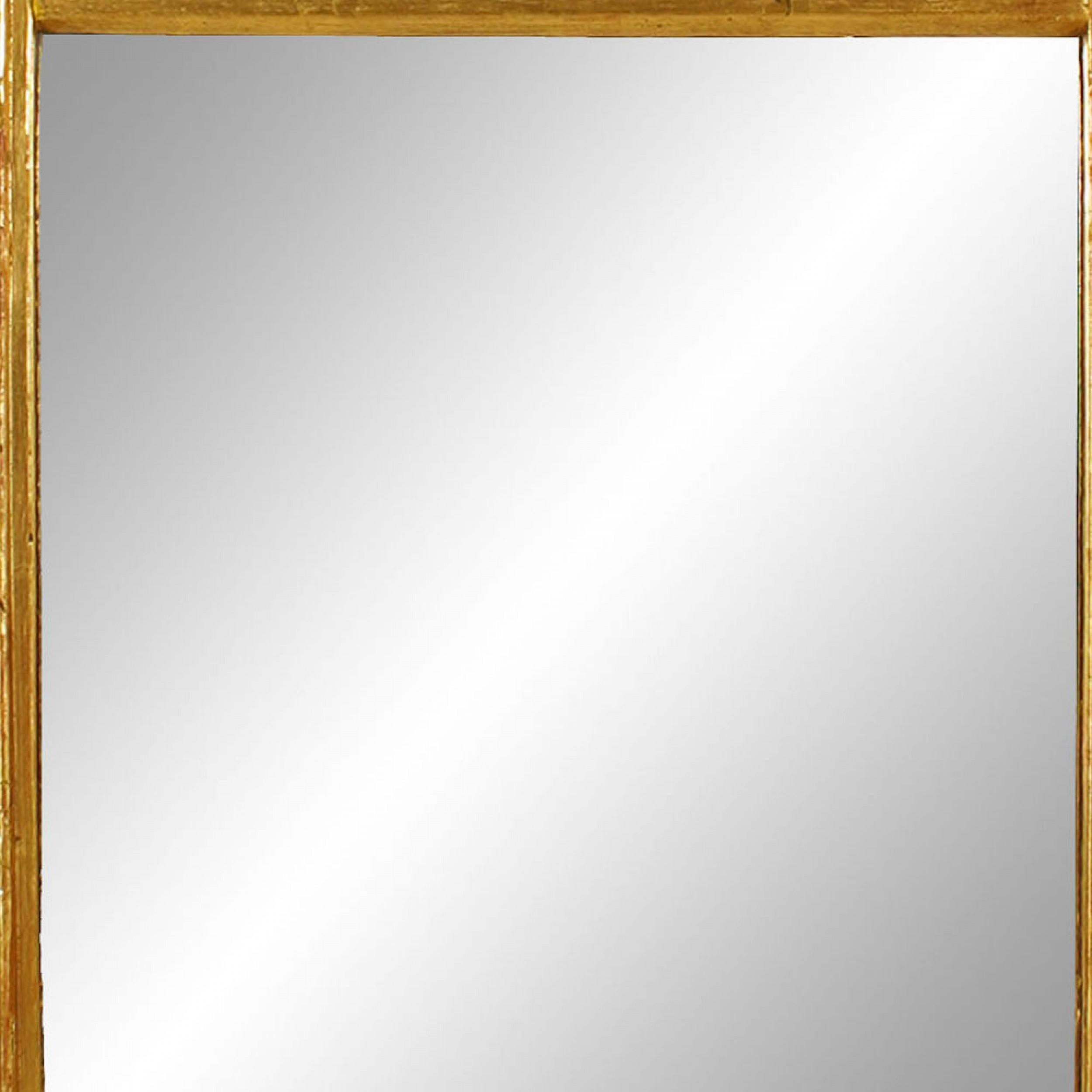 Sculpté à la main Miroir mural en bois doré à scène gravée de style Louis XVI en vente