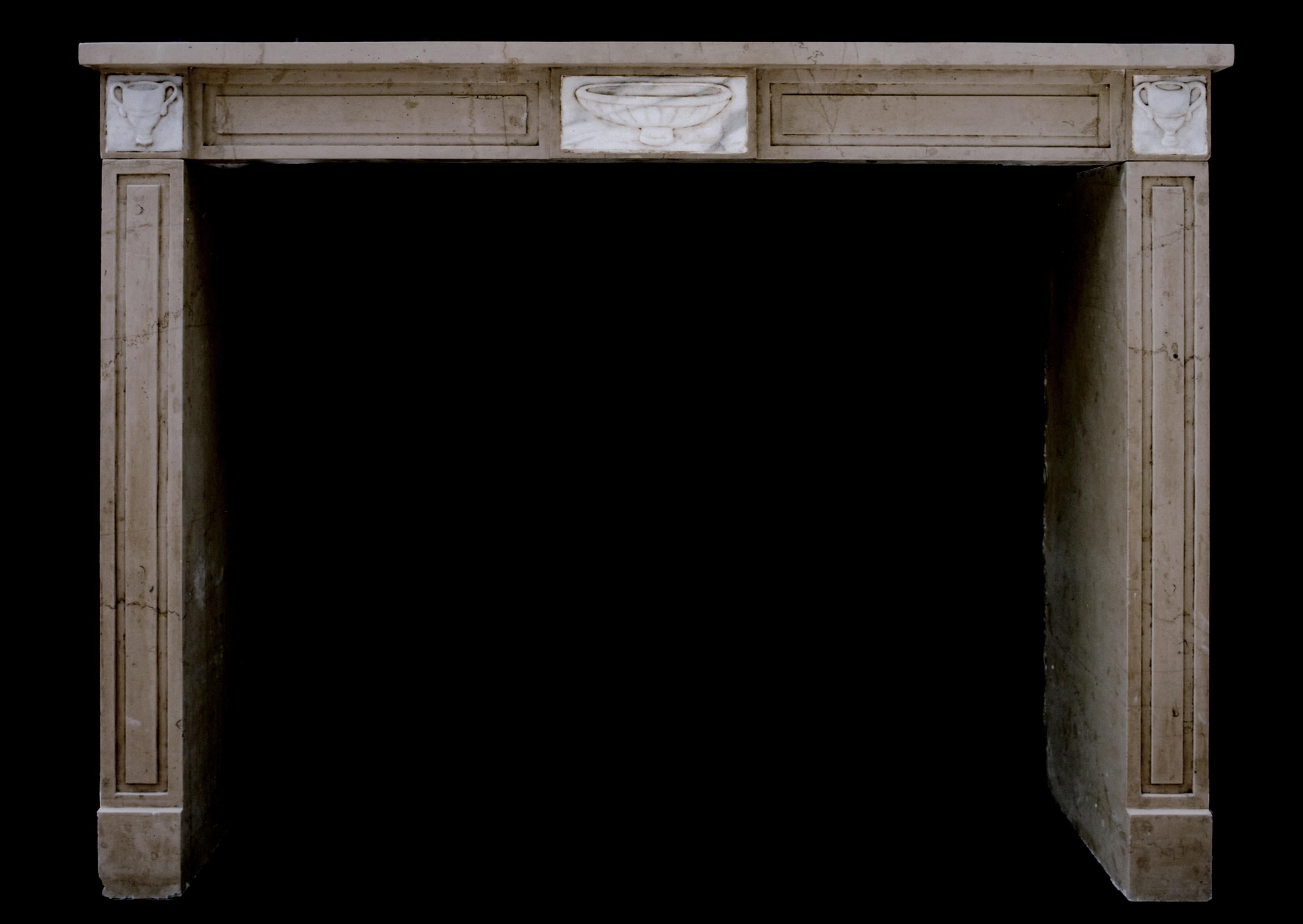 Une cheminée française de style Louis XVI en pierre de Bourgogne avec des blocs centraux et latéraux sculptés en marbre blanc.

Mesures : 
Largeur de l'étagère :	1355 mm      	53 3/8 in
Hauteur totale :	1030 mm      	40 1/2 po
Hauteur d'ouverture