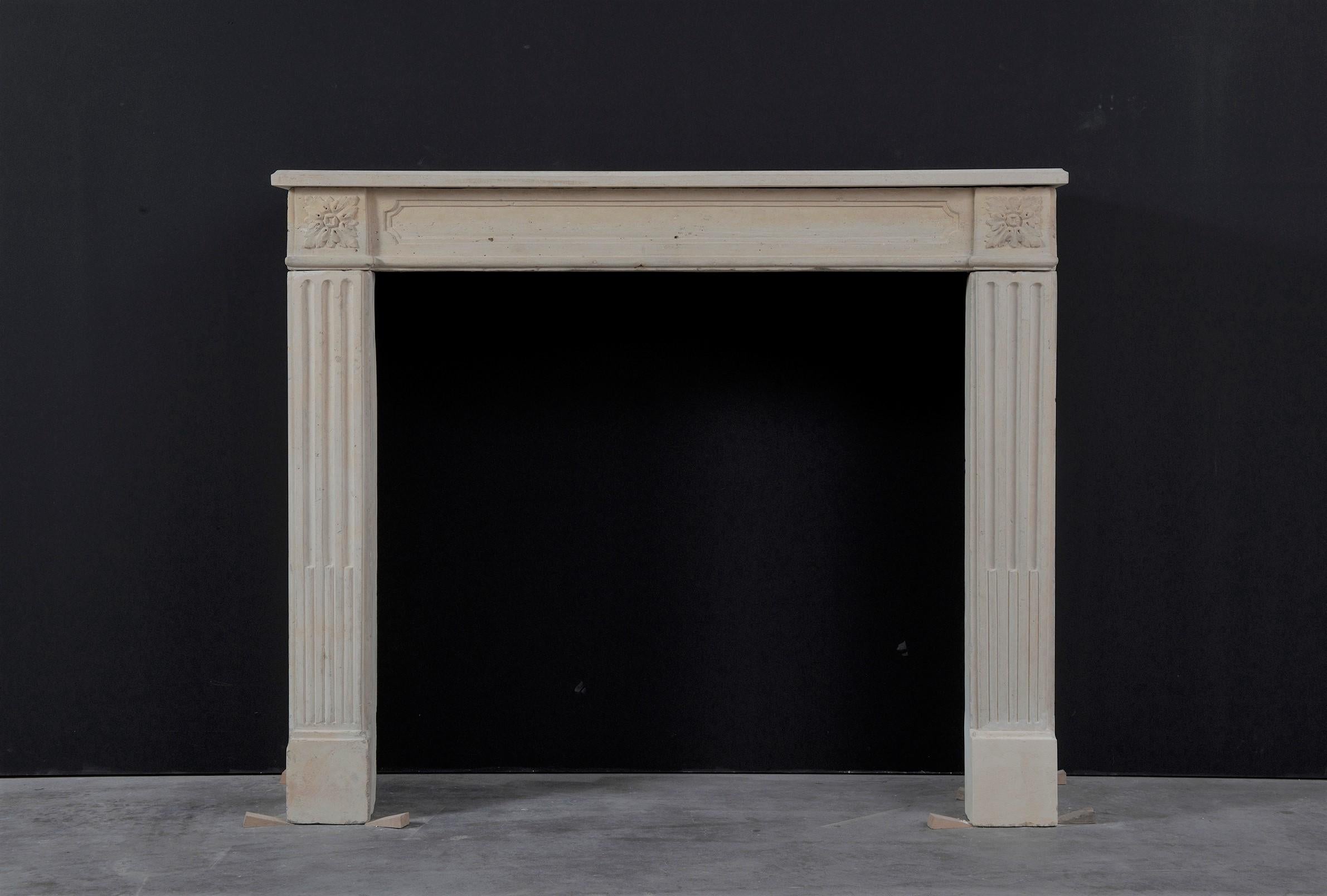 A very nice and decorative French Louis VI Fireplace mantel in soft toned limestone.
The mantel has a lovely rectangular and profiled top shelf above a panel frieze with crisp carved acanthus paterae endblock above flutes jambs on plain