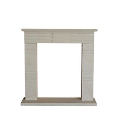 Cornice per camino in pietra calcarea scanalata, in stile Luigi XVI francese
