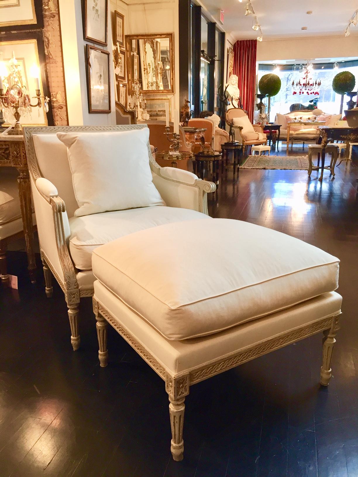 French Louis XVI style footstool repose pied, patinated in trianon grey
Large footstool, highly decorative, can also be used as extra seating or as an ottoman instead of a coffee table. A great complement to any room.
More than one available. Price