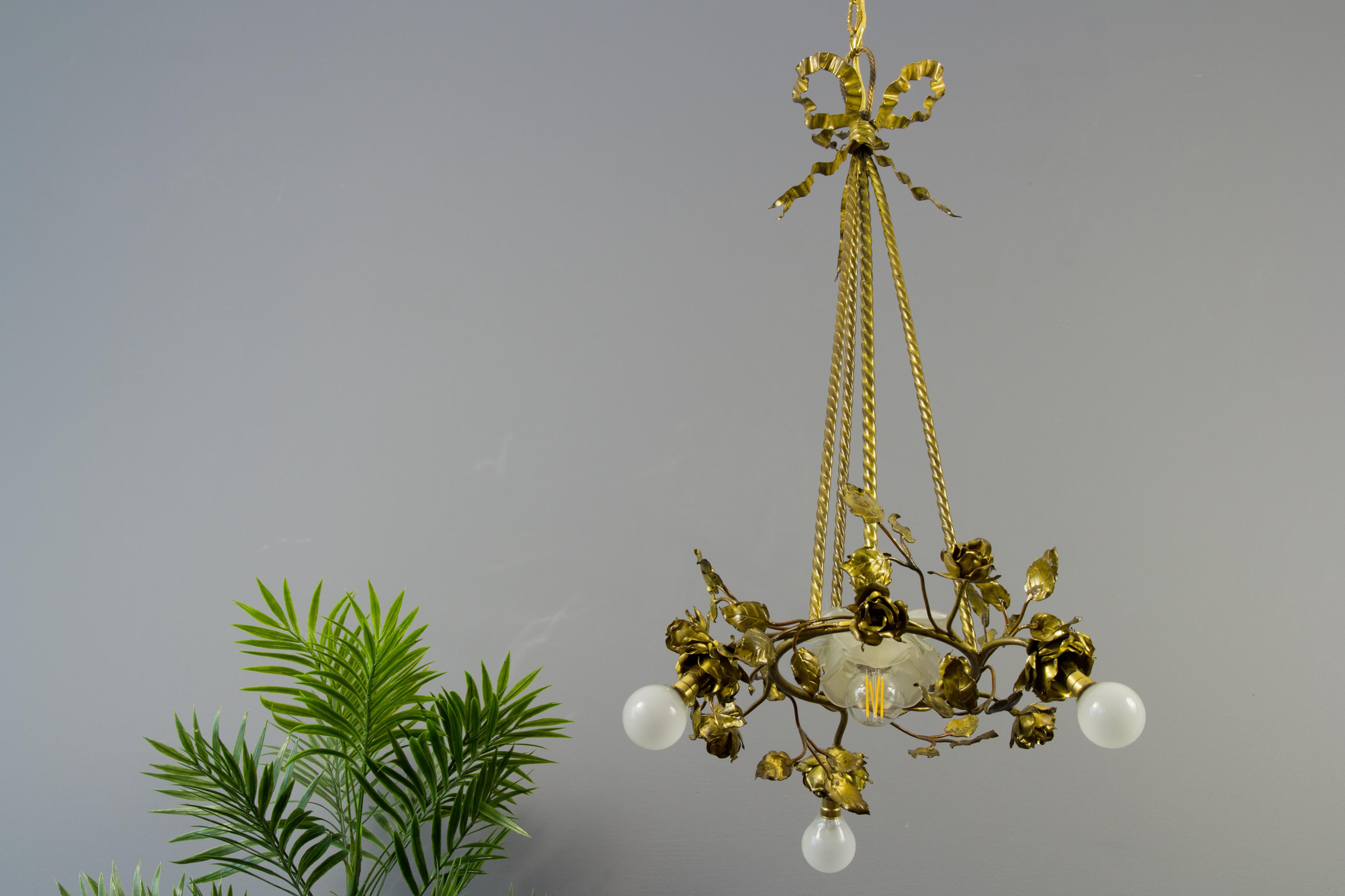 French Louis XVI Style Four-Light Bronze Roses Chandelier In Good Condition In Barntrup, DE