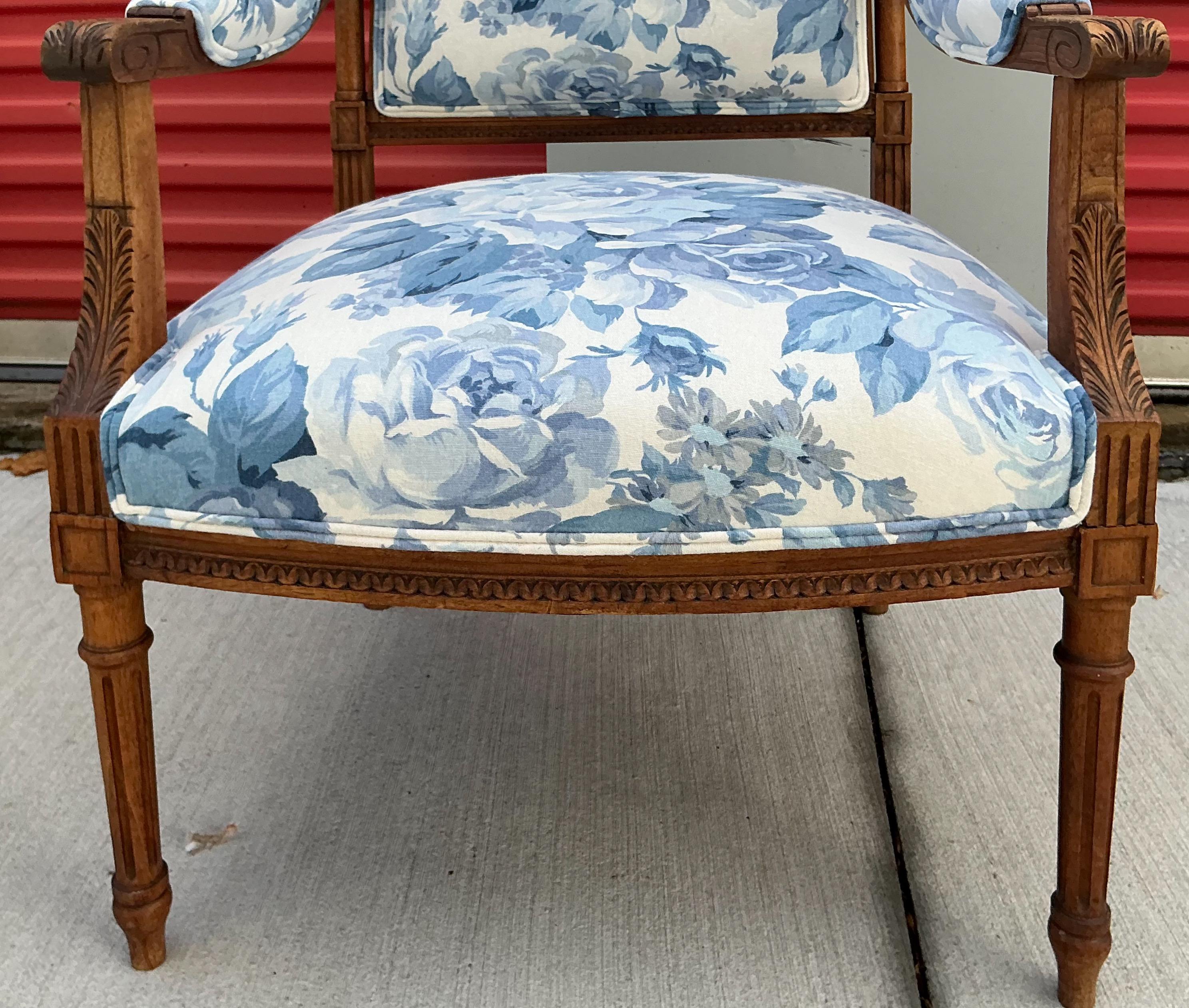 French Louis XVI Style Fruitwood Bergere Chairs Blue & White Floral - Pair For Sale 5