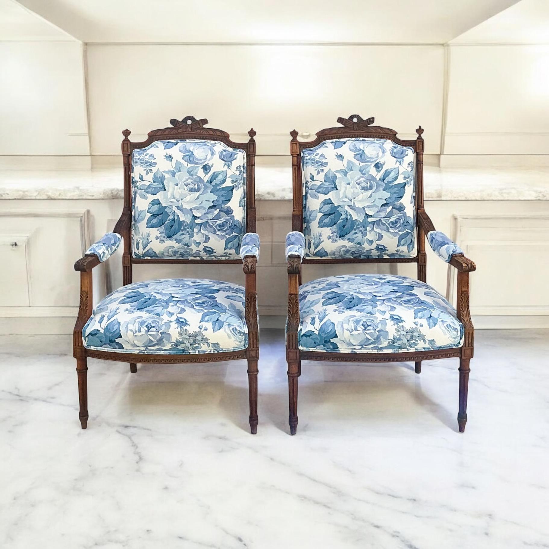 French Louis XVI Style Fruitwood Bergere Chairs Blue & White Floral - Pair For Sale 10
