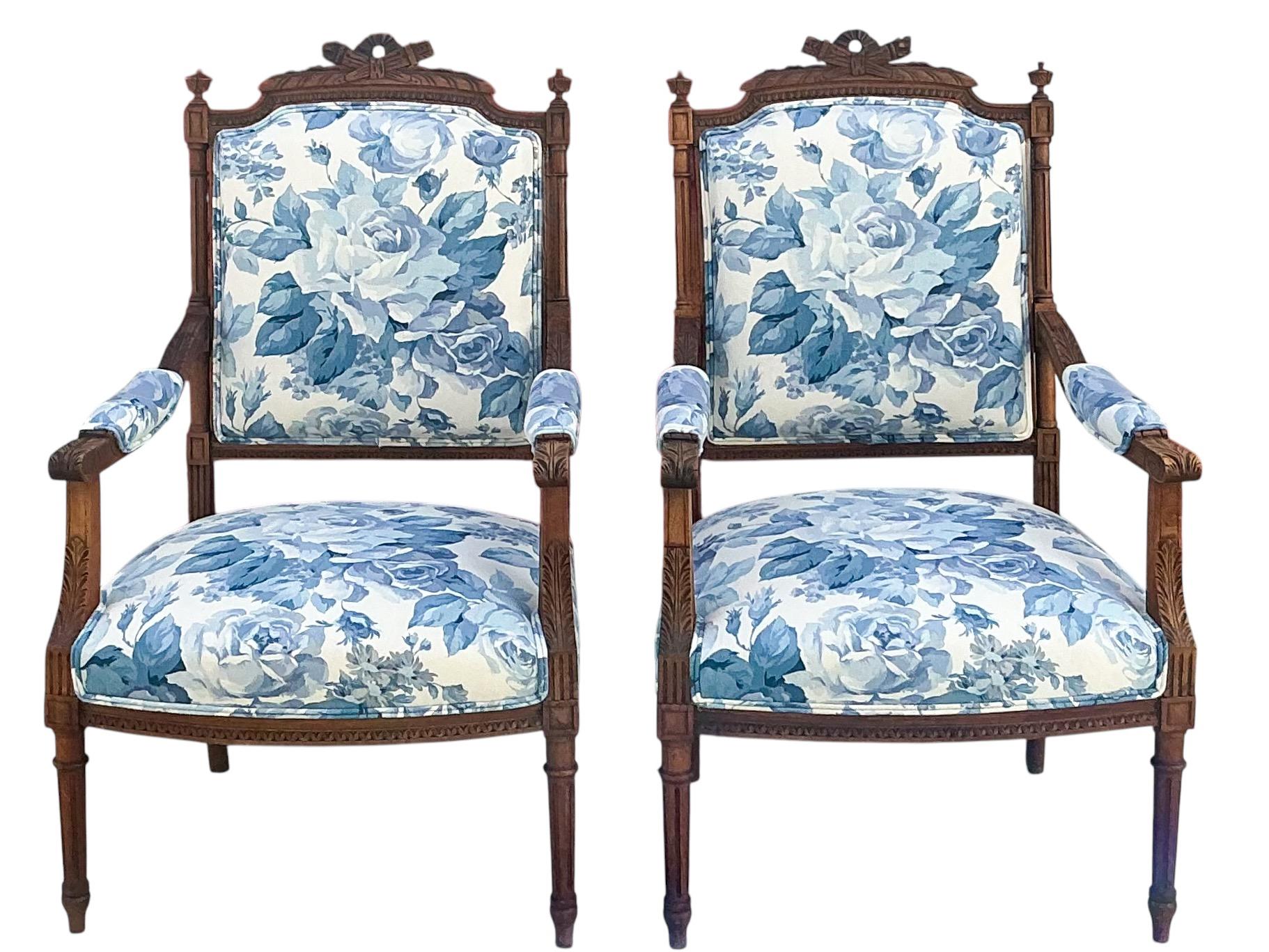 French Louis XVI Style Fruitwood Bergere Chairs Blue & White Floral - Pair For Sale 3