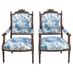 Chaises Bergères en bois fruitier de style Louis XVI Bleu et blanc - Paire