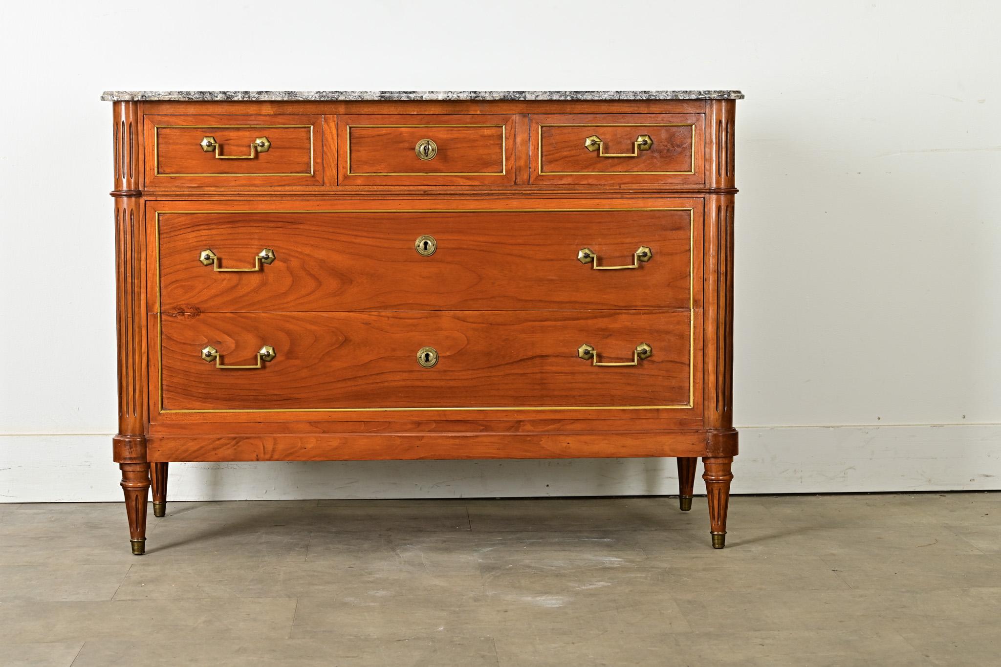 Francese Commode francese in legno e marmo in stile Luigi XVI in vendita