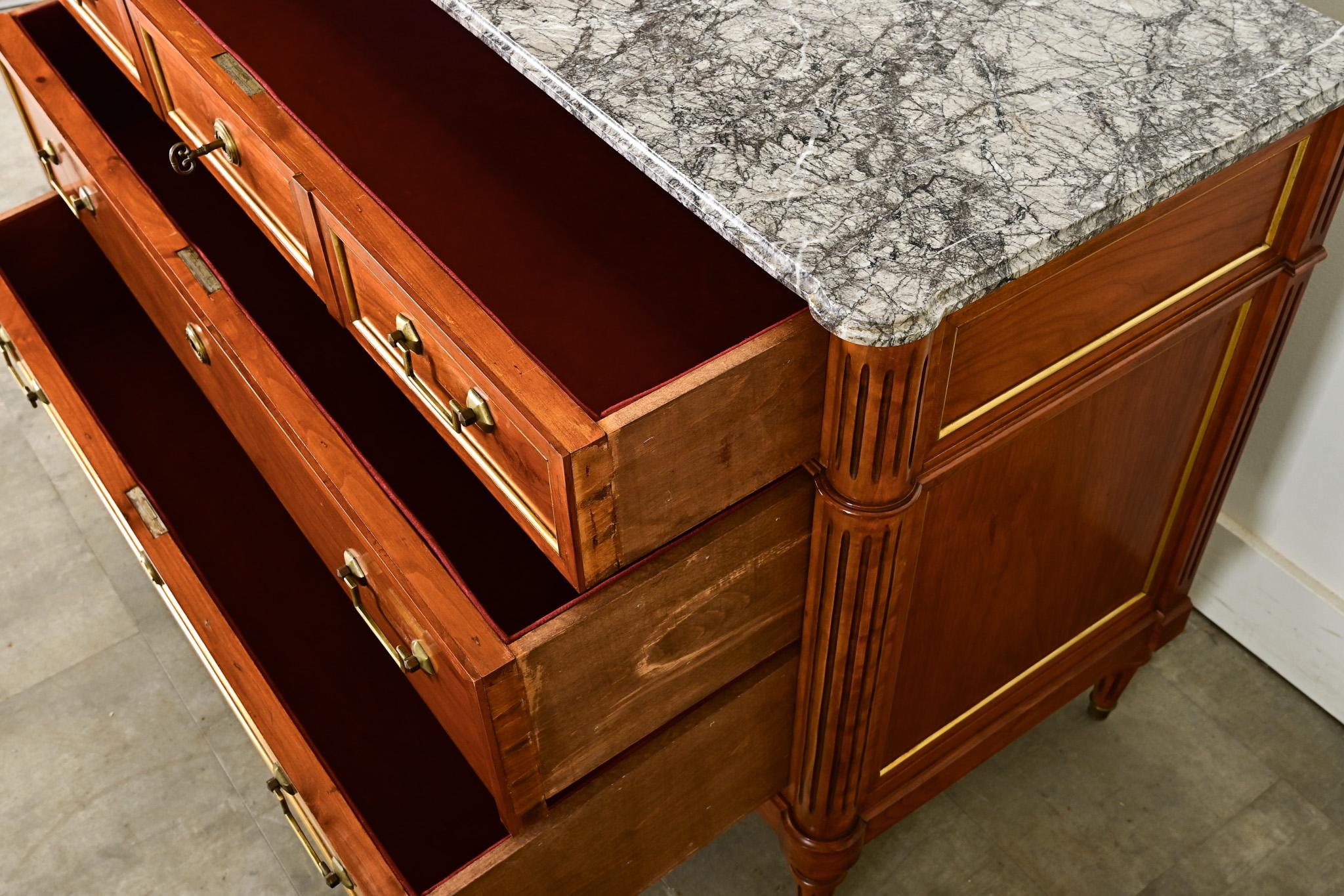 Ottone Commode francese in legno e marmo in stile Luigi XVI in vendita