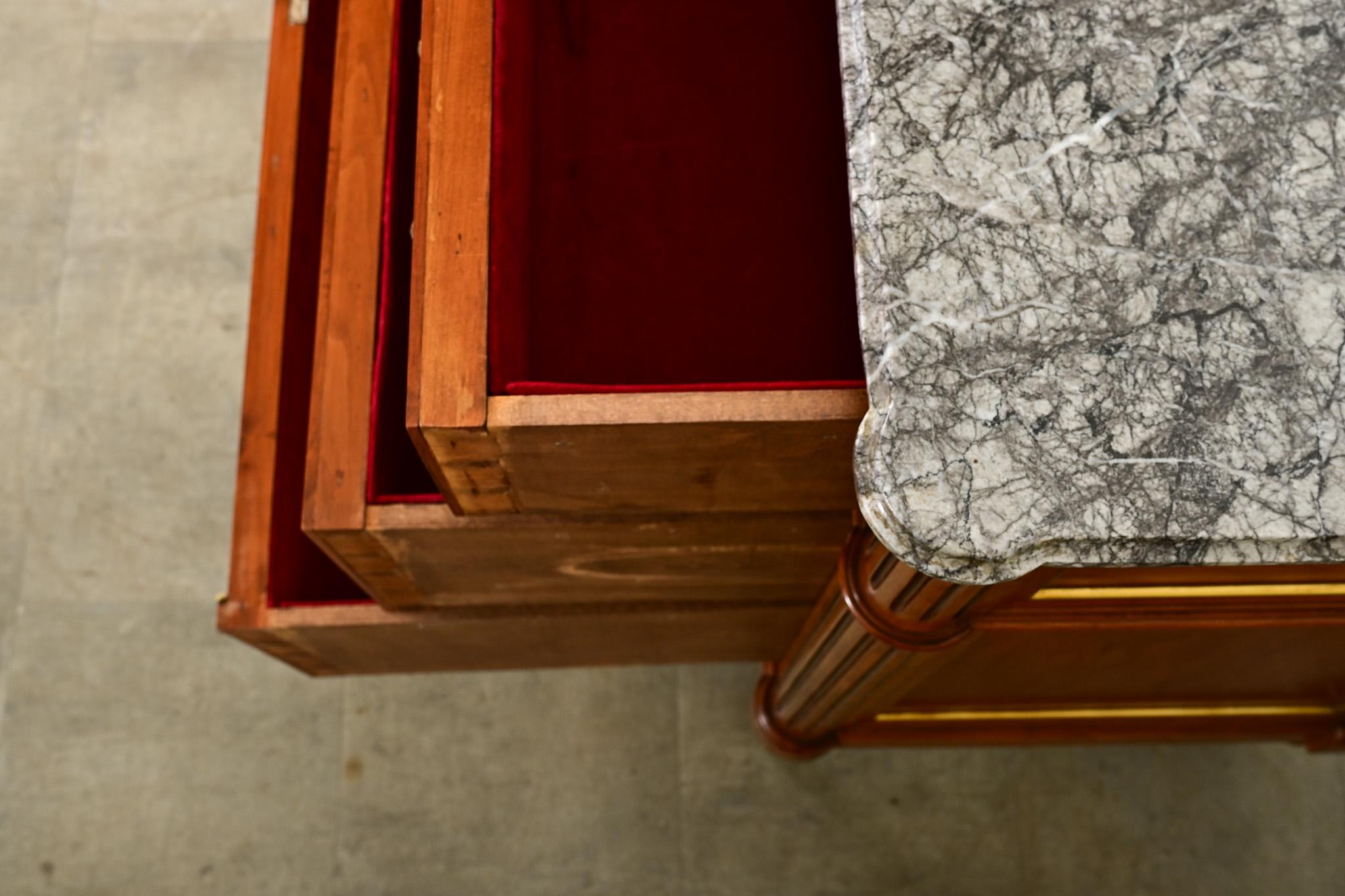 Commode francese in legno e marmo in stile Luigi XVI in vendita 1