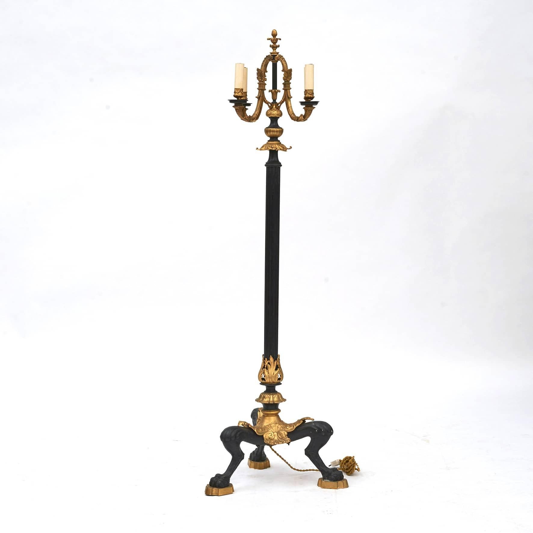 Französische Stehlampe im Louis-XVI-Stil (19. Jahrhundert).
Vergoldete und schwarz patinierte Bronze. 4 Kandelaberarme, später verdrahtet. Auf einem dreibeinigen Sockel ruhend, wobei jedes Bein in Tatzenfüßen endet.
Durchgehend feine