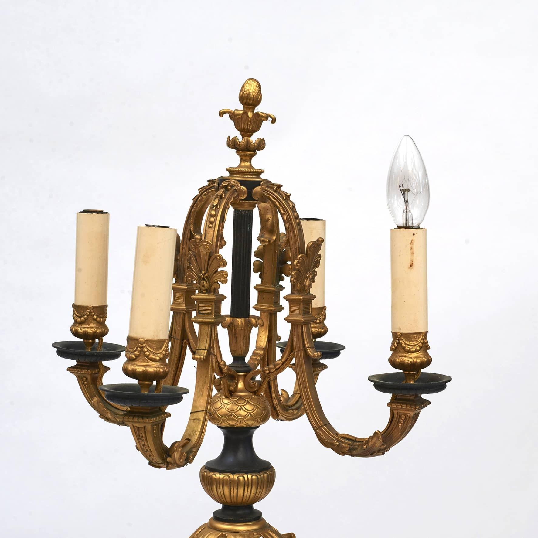 Stehlampe aus vergoldeter und schwarz lackierter Bronze im Louis-XVI.-Stil (Französisch) im Angebot