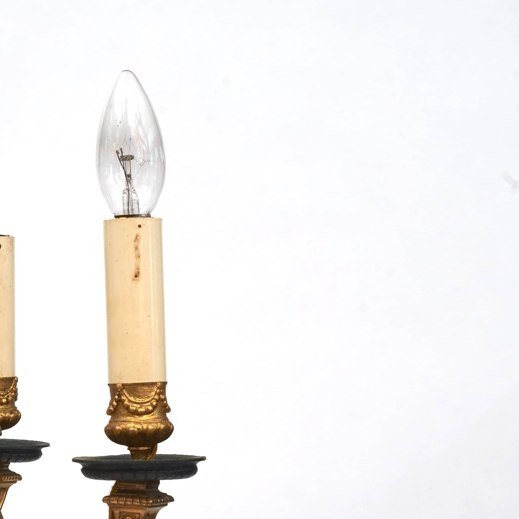 Stehlampe aus vergoldeter und schwarz lackierter Bronze im Louis-XVI.-Stil (Vergoldet) im Angebot