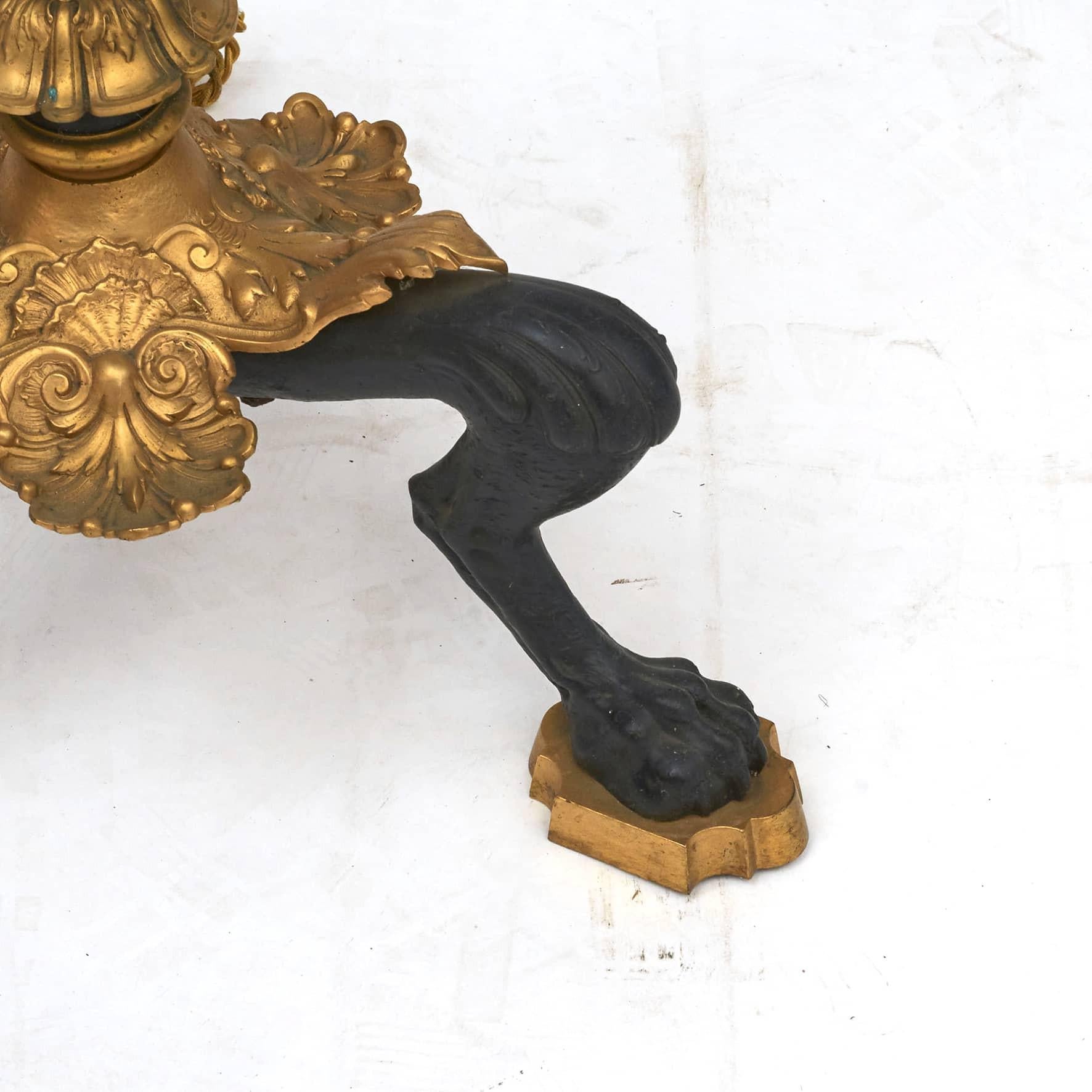 Stehlampe aus vergoldeter und schwarz lackierter Bronze im Louis-XVI.-Stil im Angebot 1