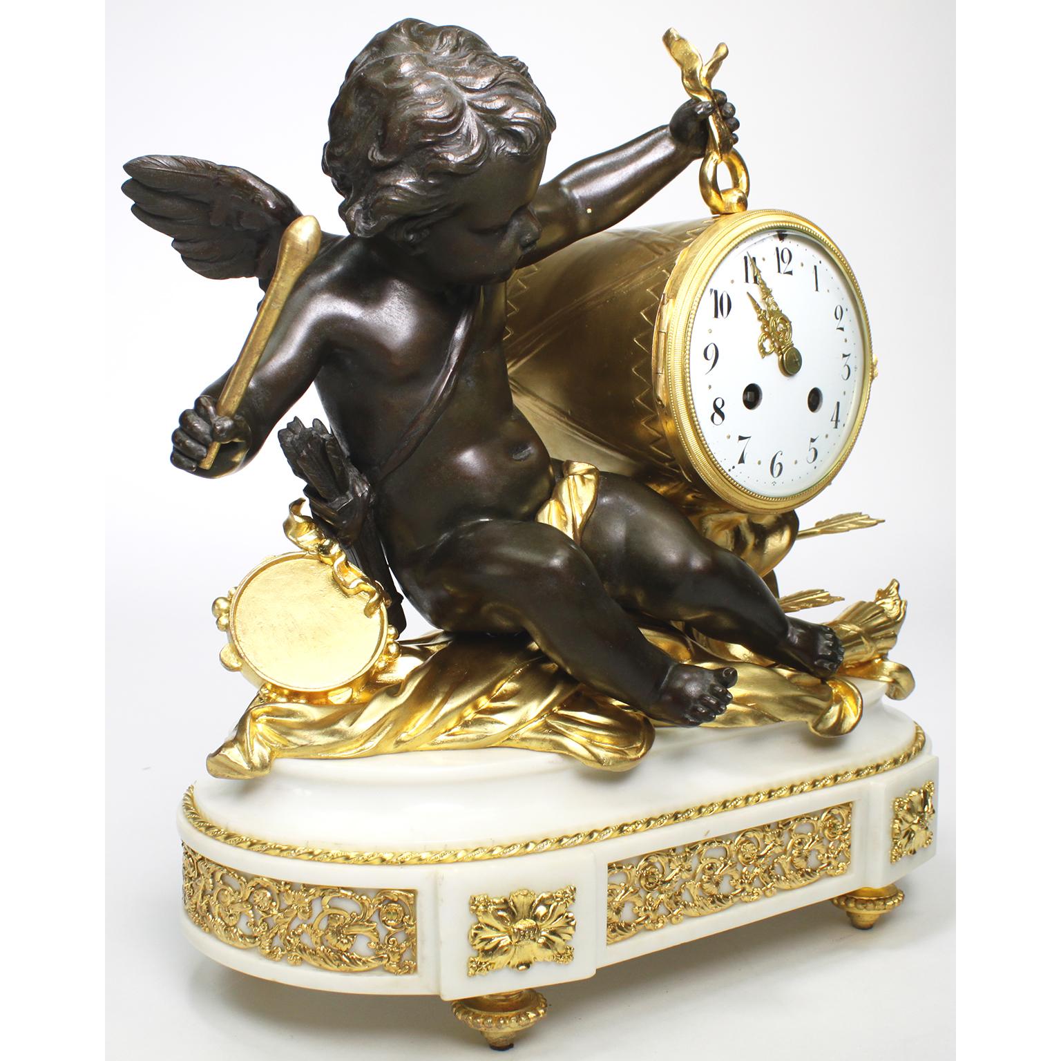 Französische Cherub- Amor-Uhr im Louis-XVI.-Stil aus vergoldeter und patinierter Bronze und weißem Marmor (Belle Époque) im Angebot