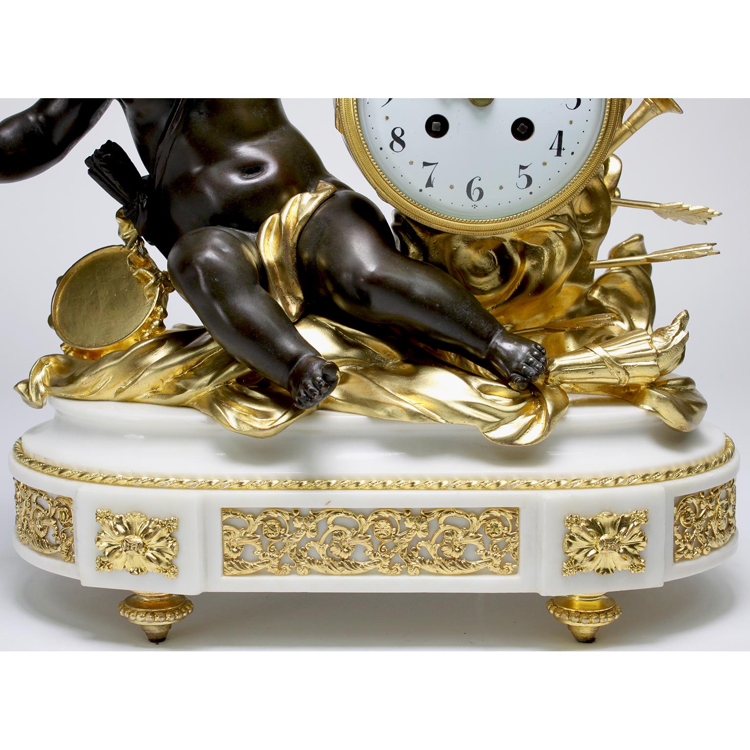 Französische Cherub- Amor-Uhr im Louis-XVI.-Stil aus vergoldeter und patinierter Bronze und weißem Marmor im Zustand „Gut“ im Angebot in Los Angeles, CA