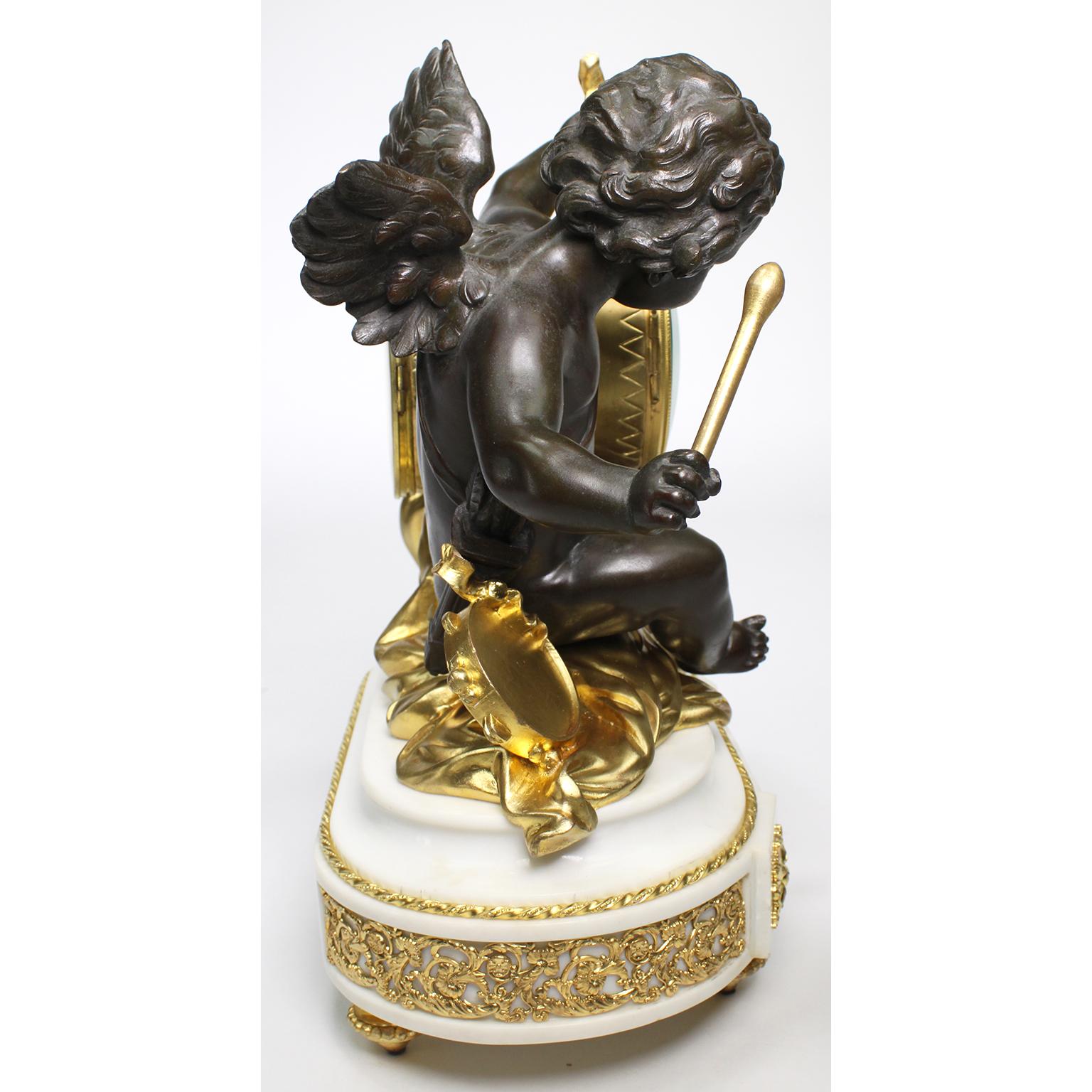 Französische Cherub- Amor-Uhr im Louis-XVI.-Stil aus vergoldeter und patinierter Bronze und weißem Marmor (Frühes 20. Jahrhundert) im Angebot