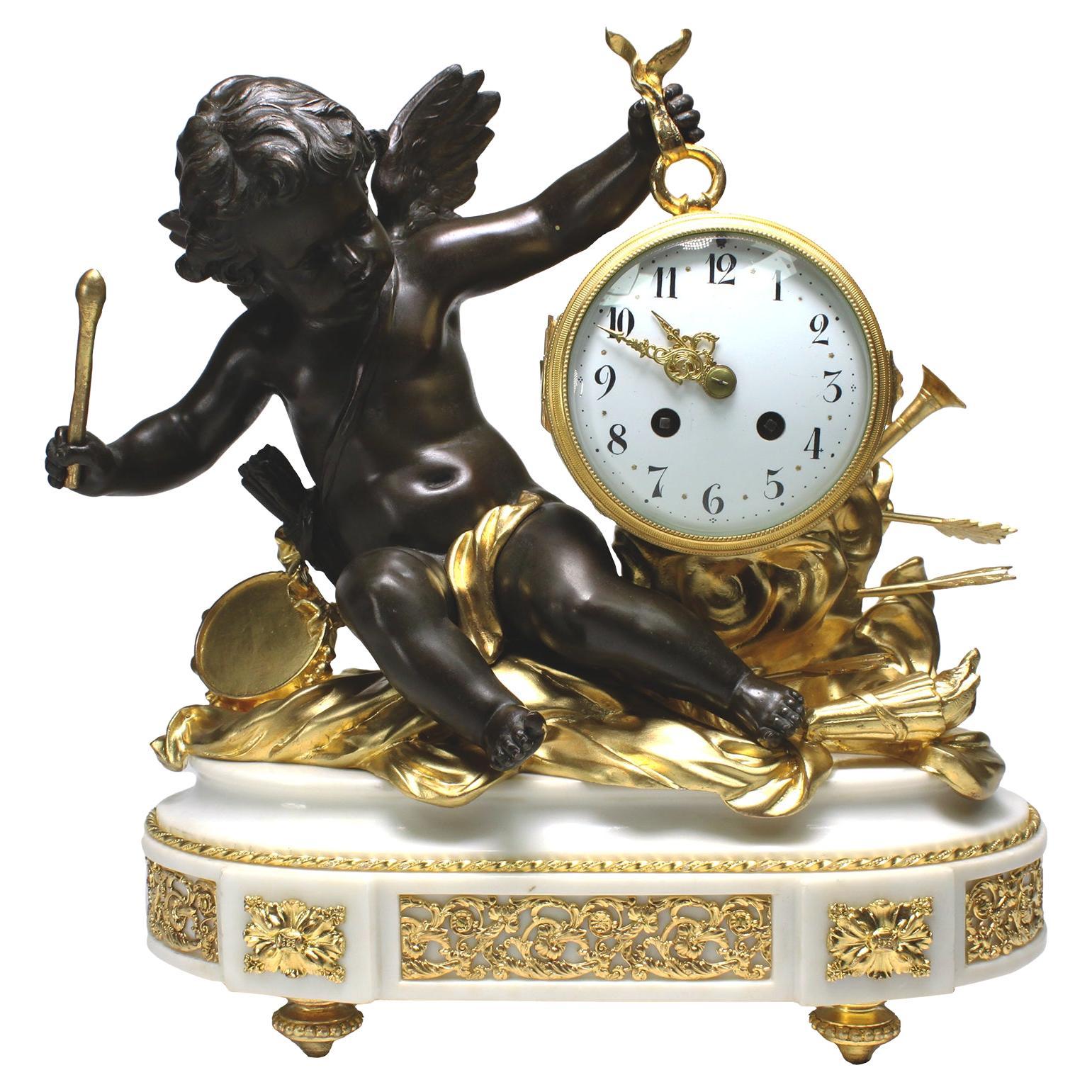 Französische Cherub- Amor-Uhr im Louis-XVI.-Stil aus vergoldeter und patinierter Bronze und weißem Marmor