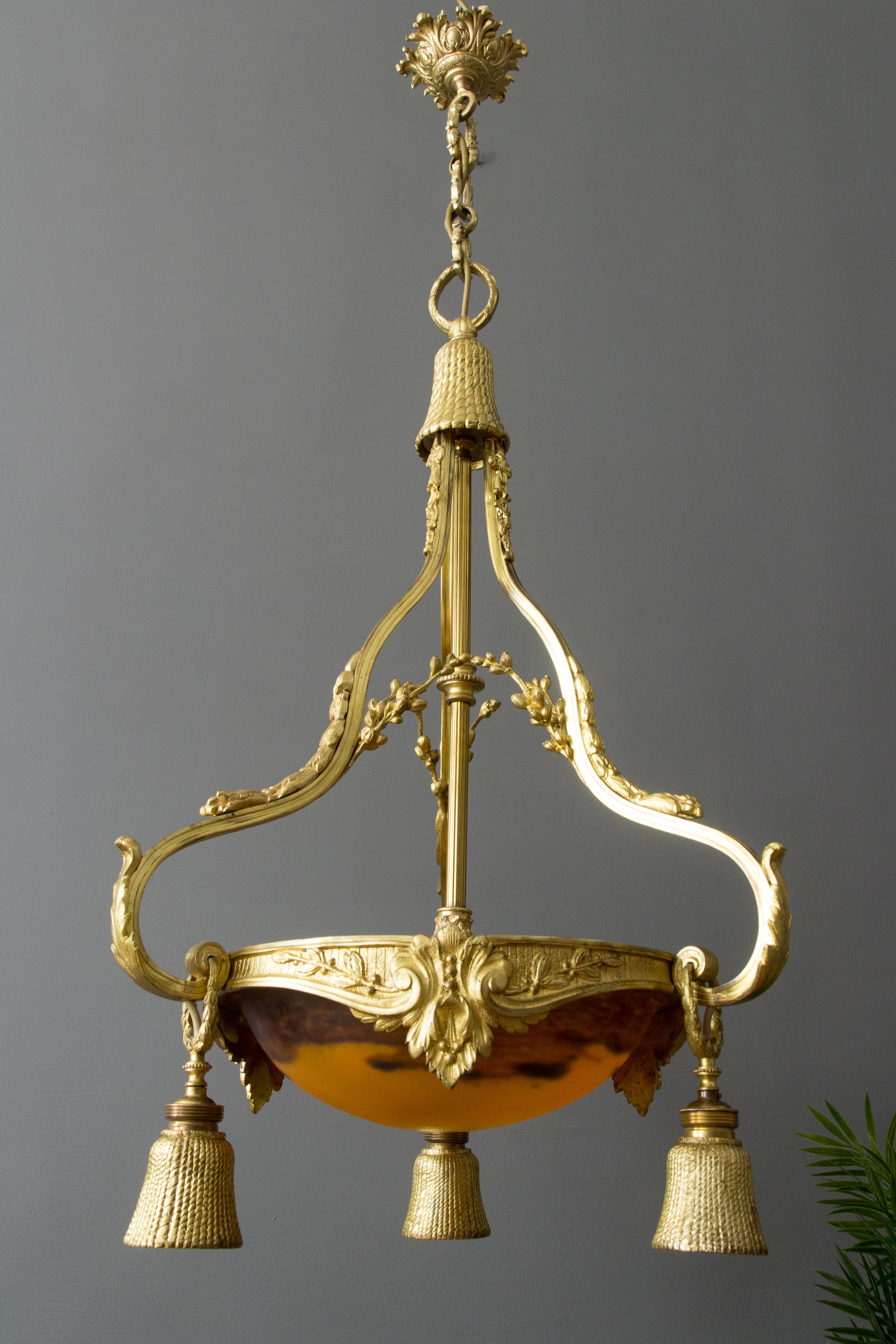 Lustre à quatre lumières en bronze doré et verre de style Louis XVI par Degué  en vente 2