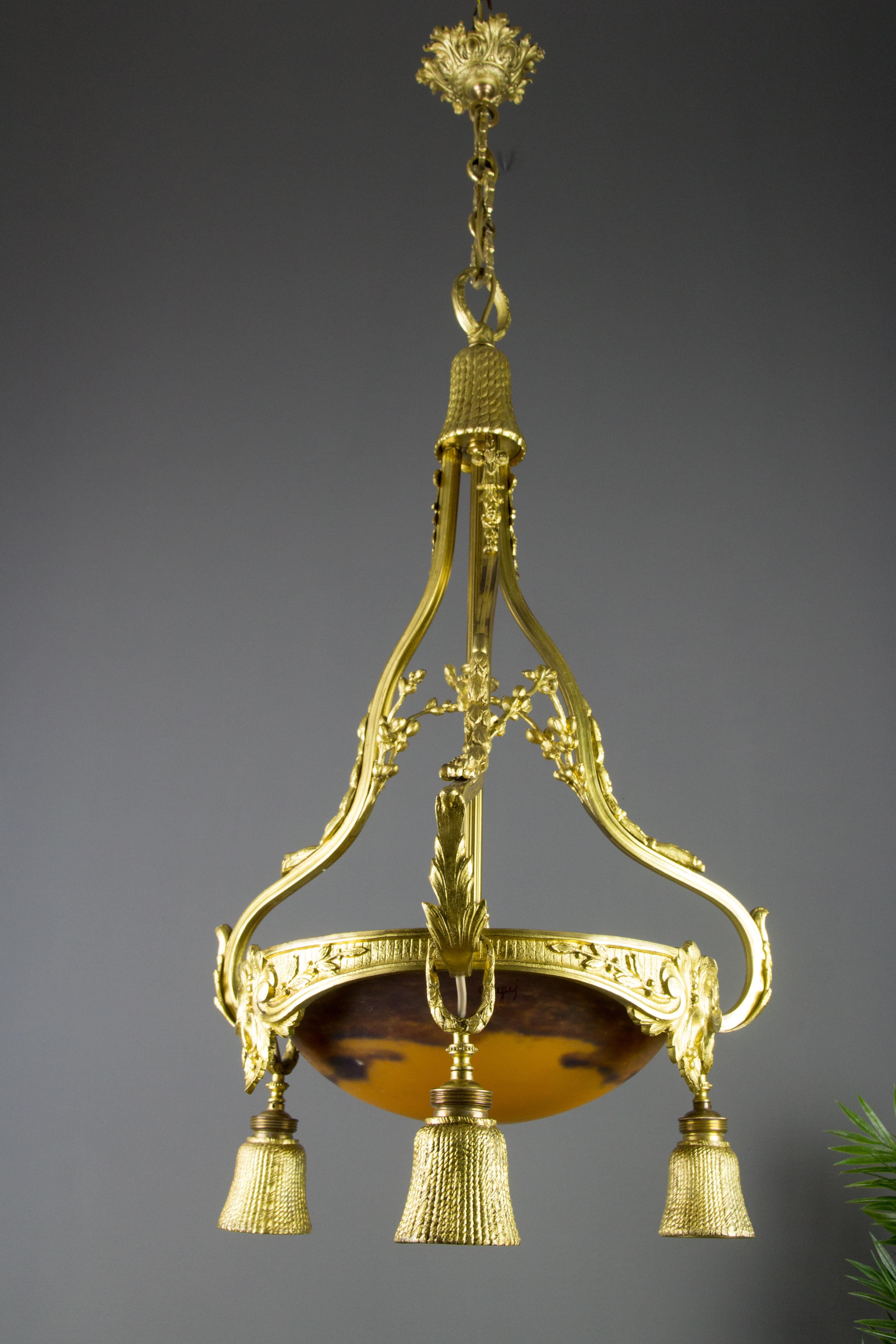 Französischer Kronleuchter im Louis-XVI-Stil aus vergoldeter Bronze mit vier Lichtern und Glas von Degué  im Angebot 5