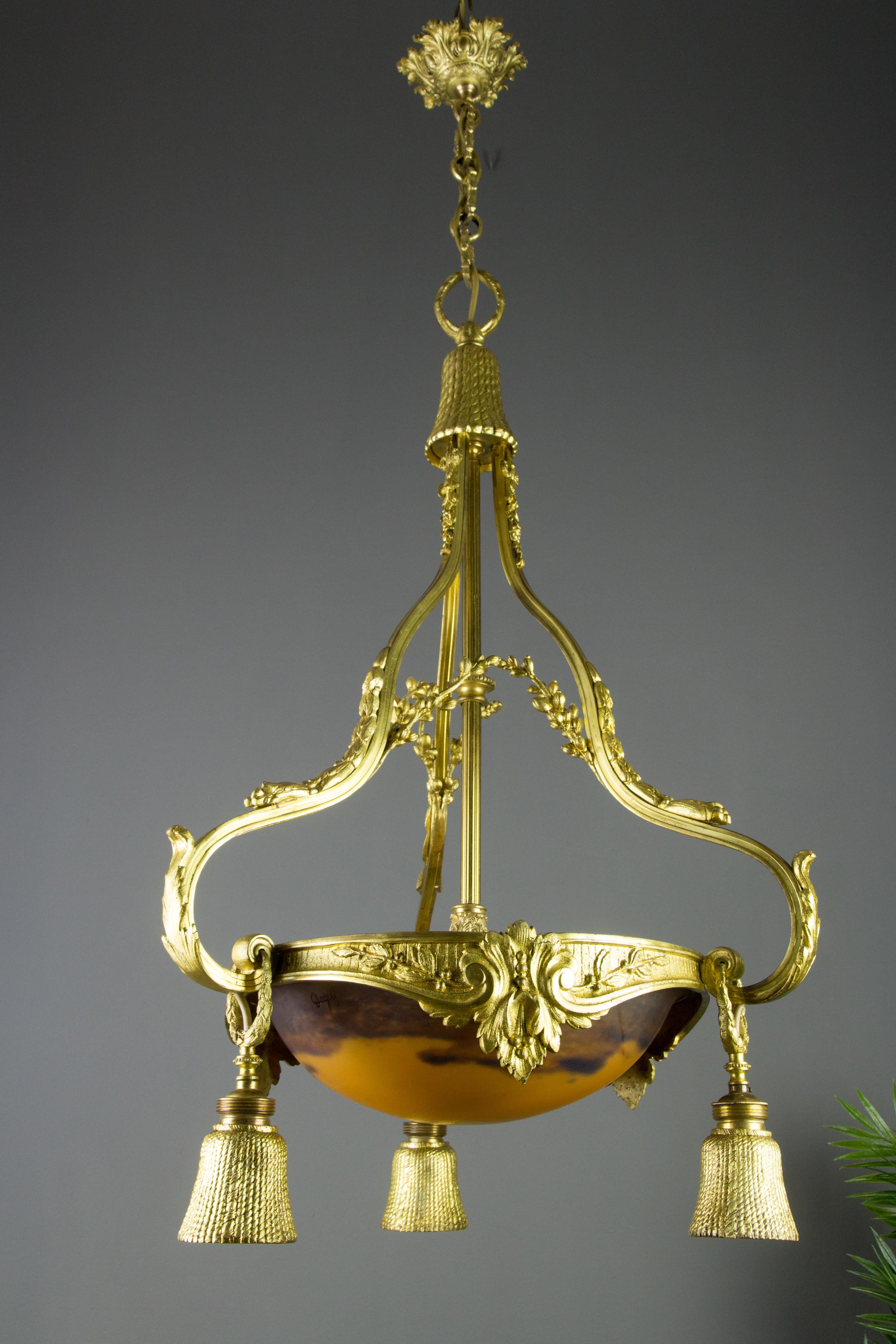 Lustre à quatre lumières en bronze doré et verre de style Louis XVI par Degué  en vente 5