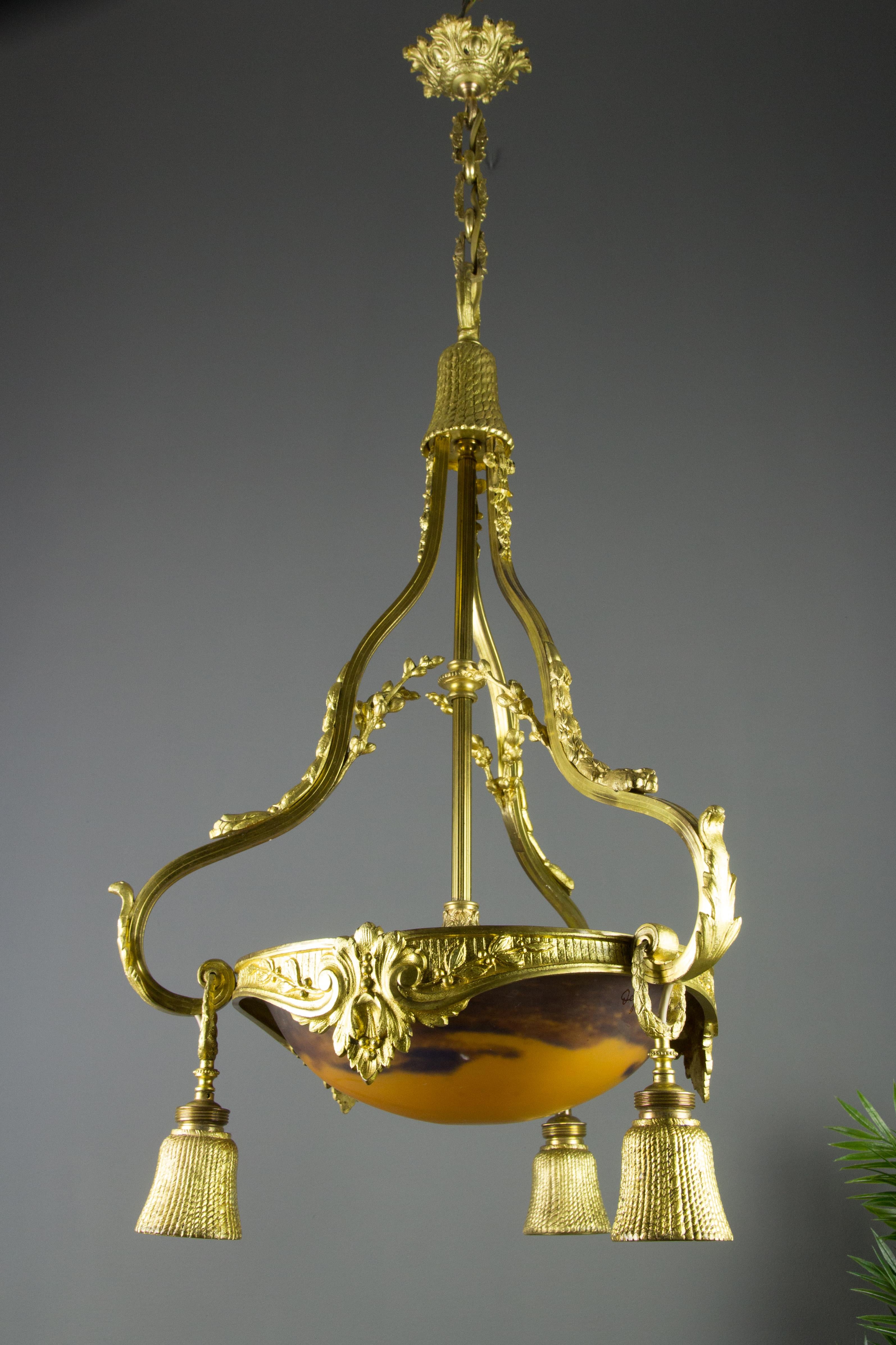 Französischer Kronleuchter im Louis-XVI-Stil aus vergoldeter Bronze mit vier Lichtern und Glas von Degué  im Angebot 7