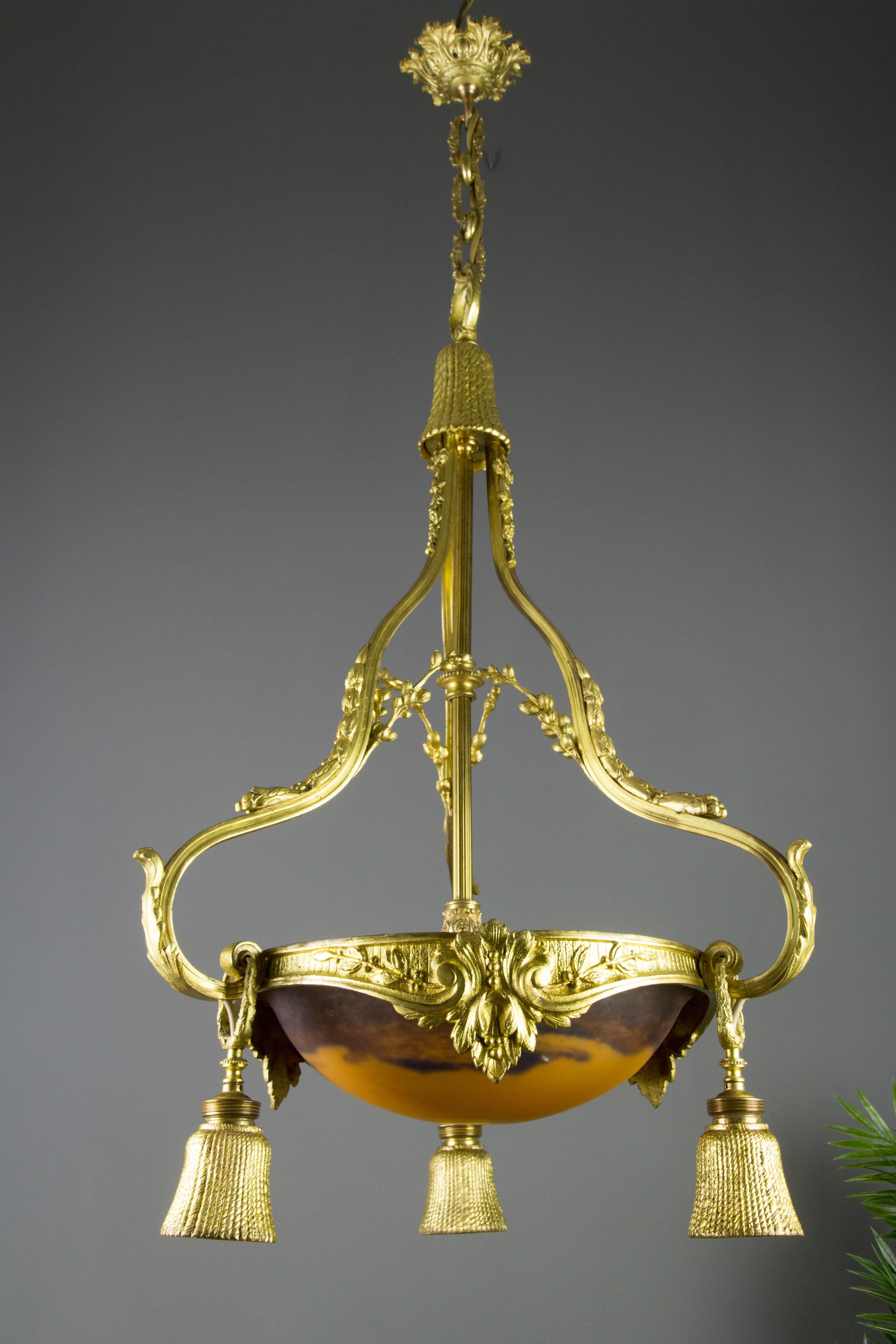 Französischer Kronleuchter im Louis-XVI-Stil aus vergoldeter Bronze mit vier Lichtern und Glas von Degué  im Angebot 13