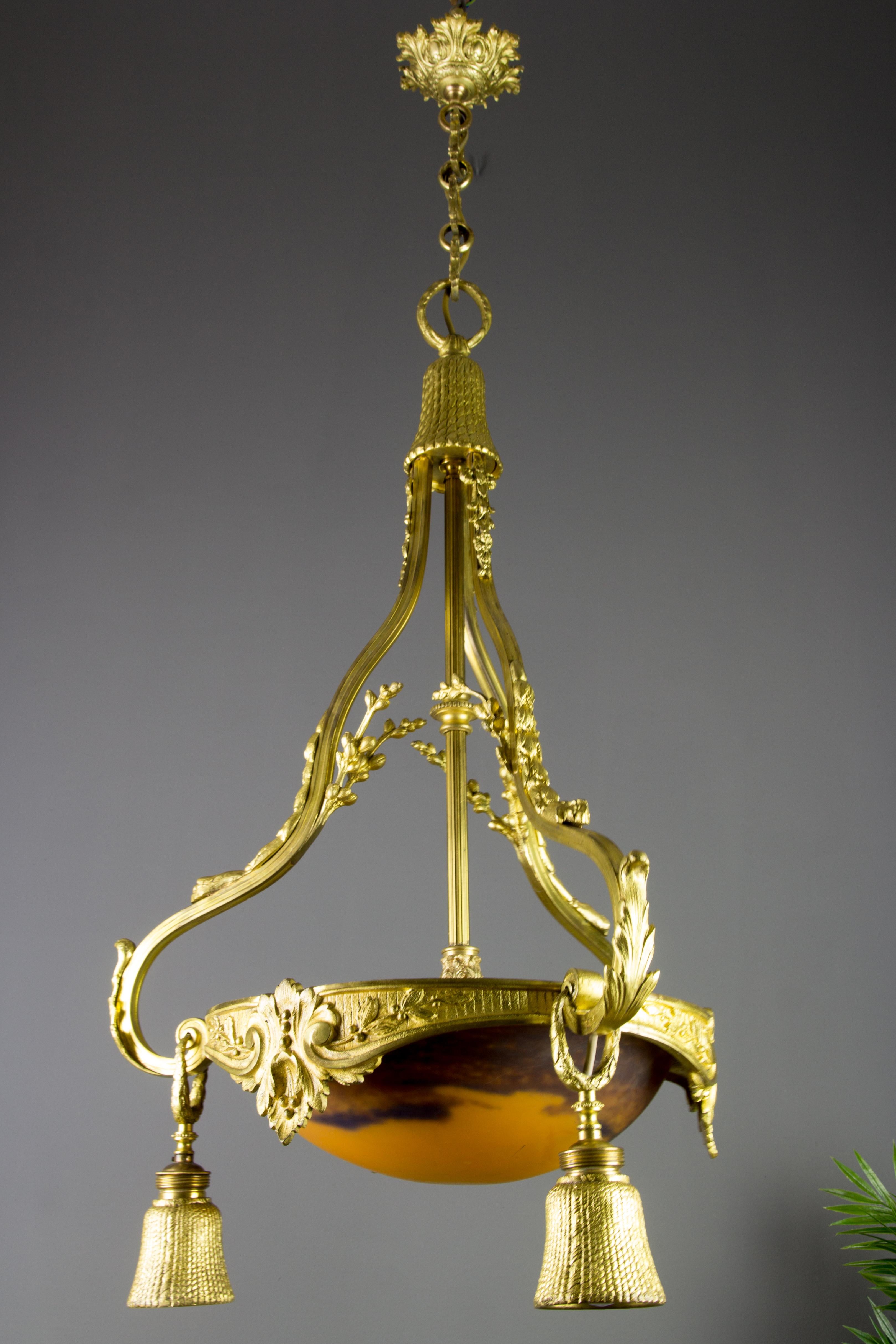 Französischer Kronleuchter im Louis-XVI-Stil aus vergoldeter Bronze mit vier Lichtern und Glas von Degué  (Louis XVI.) im Angebot