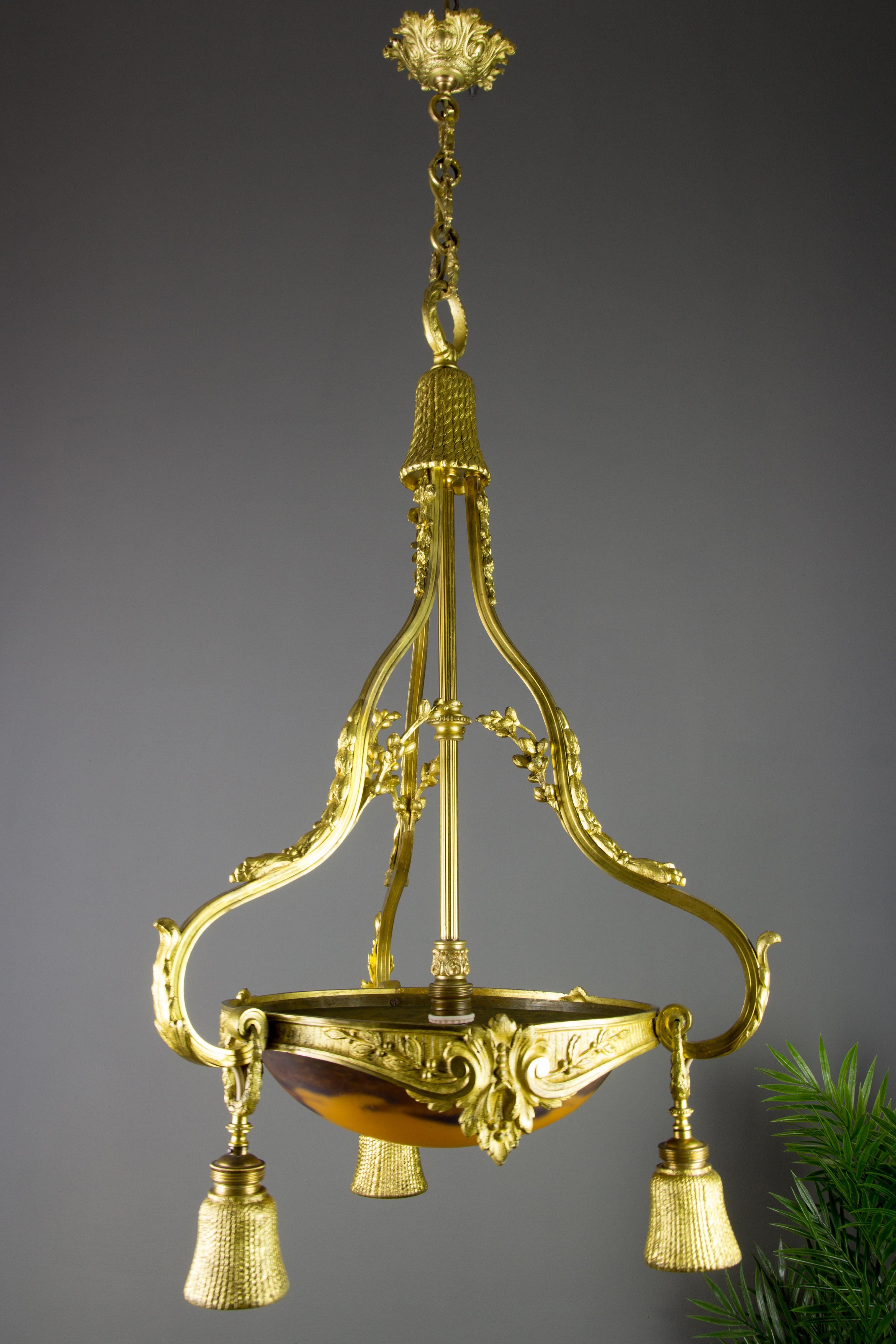 Französischer Kronleuchter im Louis-XVI-Stil aus vergoldeter Bronze mit vier Lichtern und Glas von Degué  (Vergoldet) im Angebot