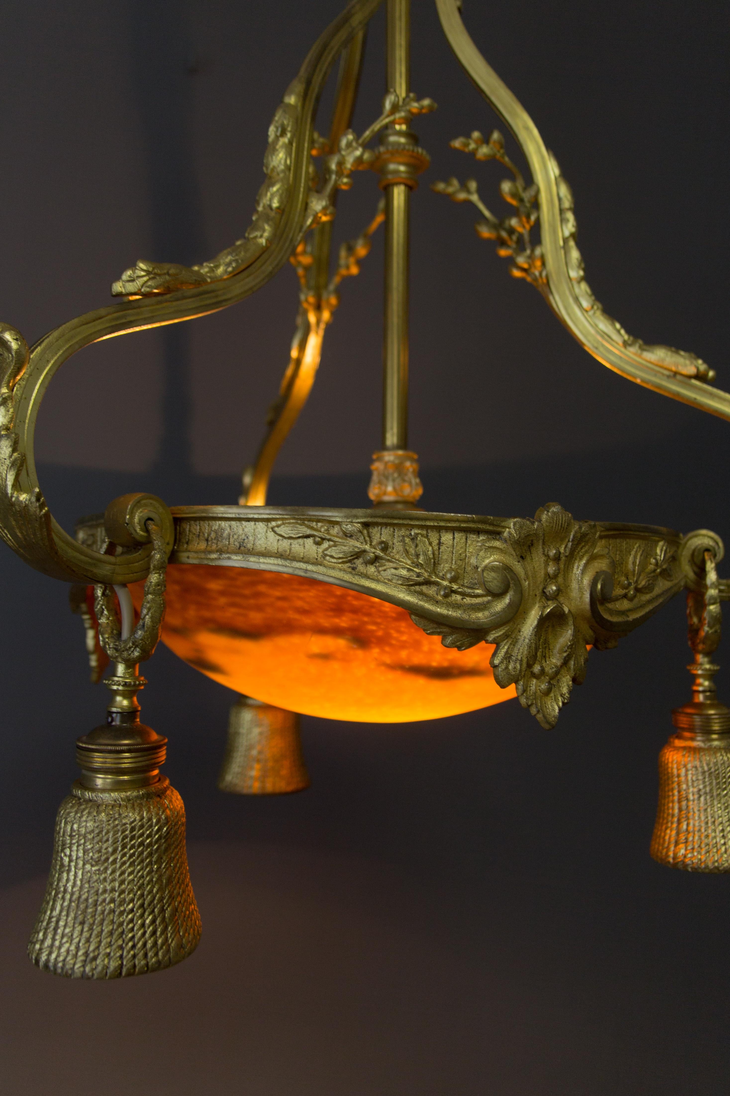 Lustre à quatre lumières en bronze doré et verre de style Louis XVI par Degué  Bon état - En vente à Barntrup, DE