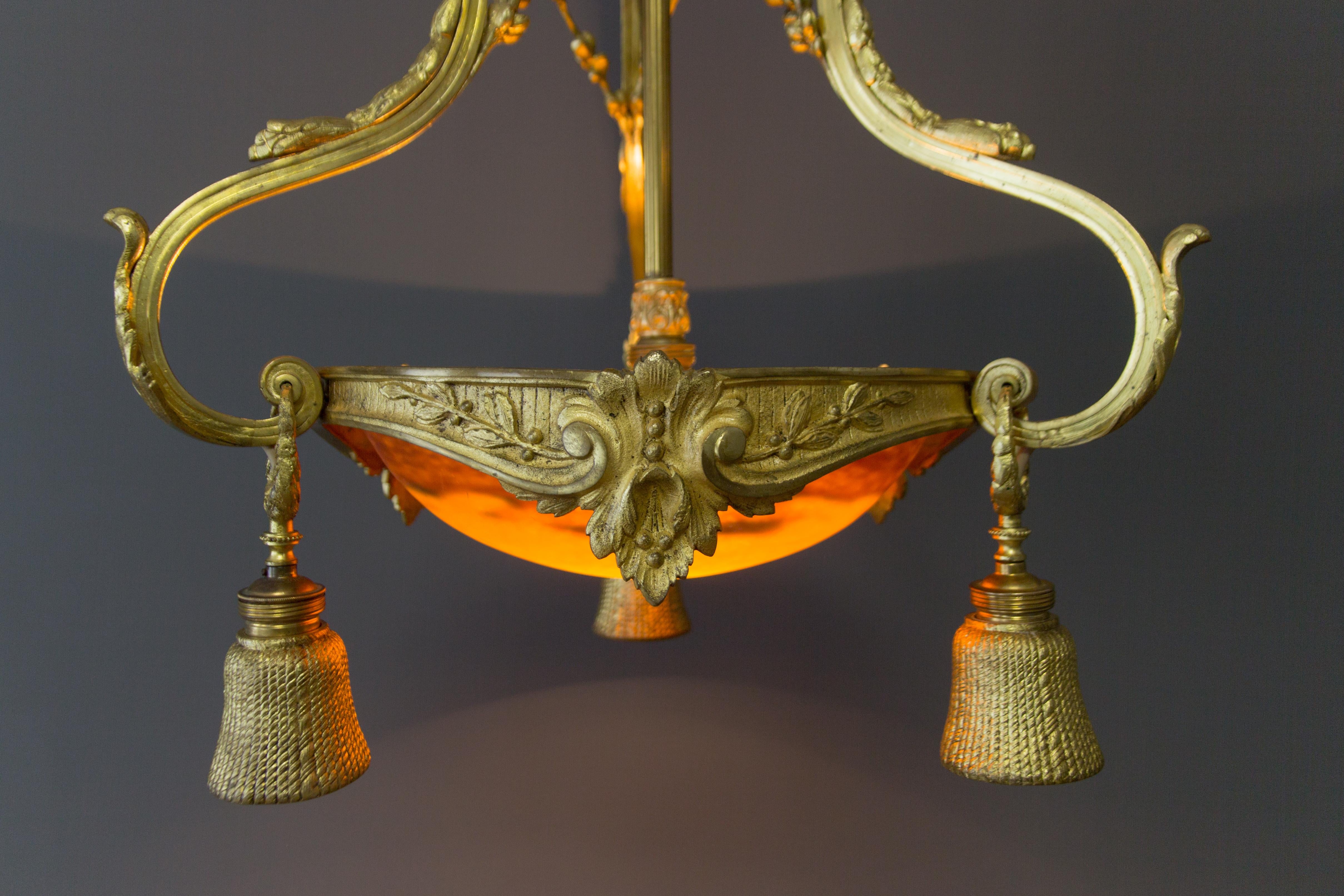 Französischer Kronleuchter im Louis-XVI-Stil aus vergoldeter Bronze mit vier Lichtern und Glas von Degué  (Frühes 20. Jahrhundert) im Angebot