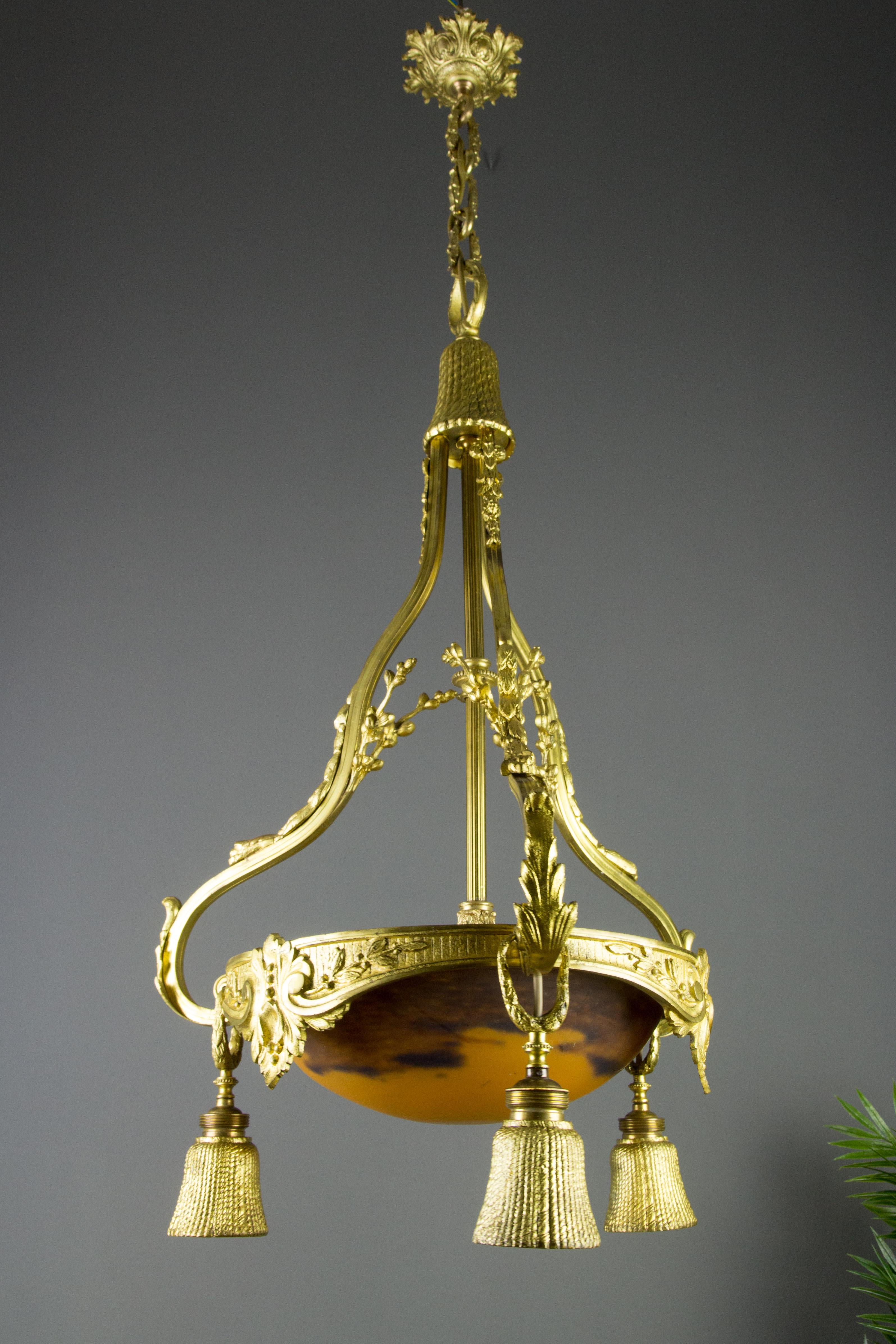 Lustre à quatre lumières en bronze doré et verre de style Louis XVI par Degué  en vente 3