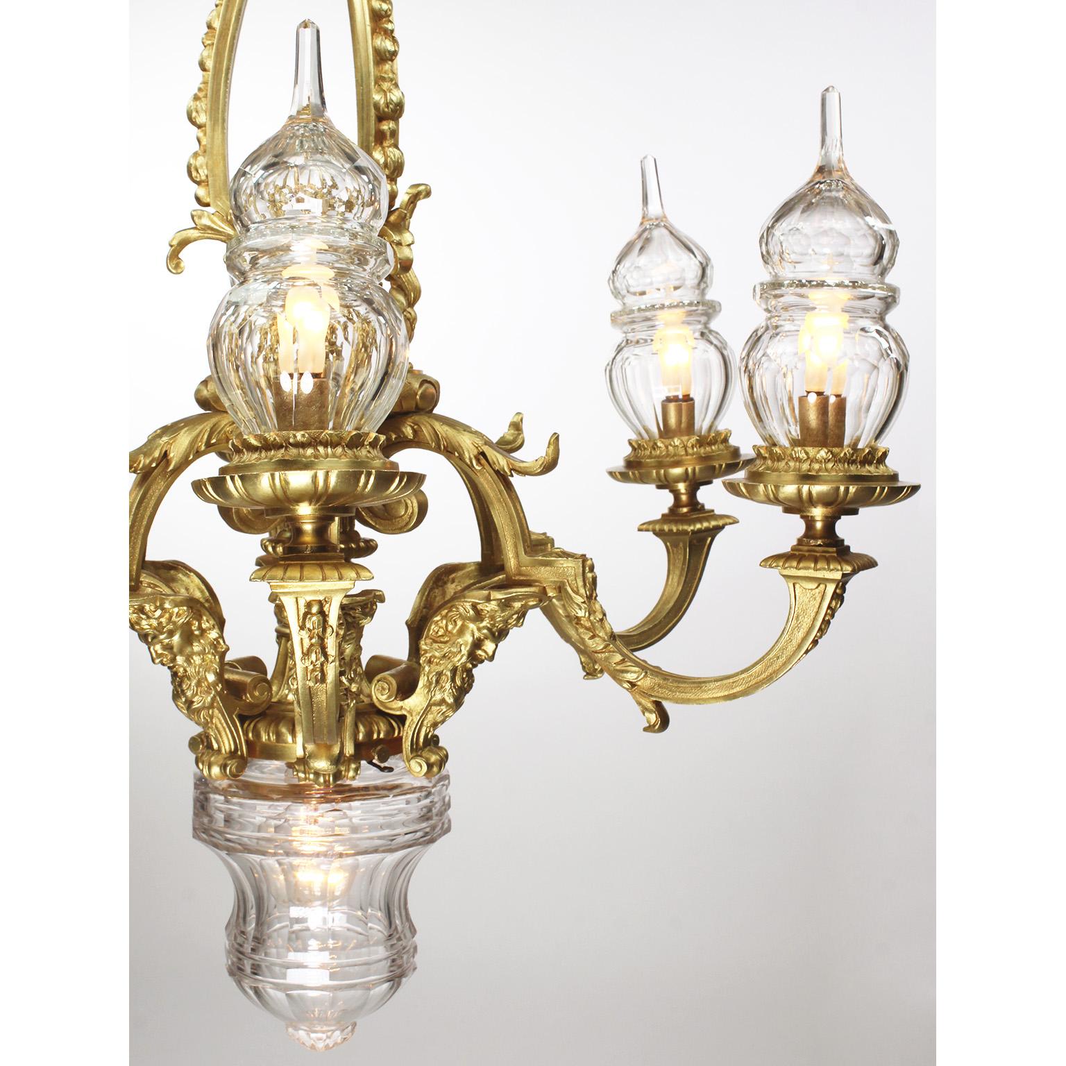 Doré Lustre figuratif français de style Louis XVI à 7 lumières en bronze doré et verre soufflé taillé en vente